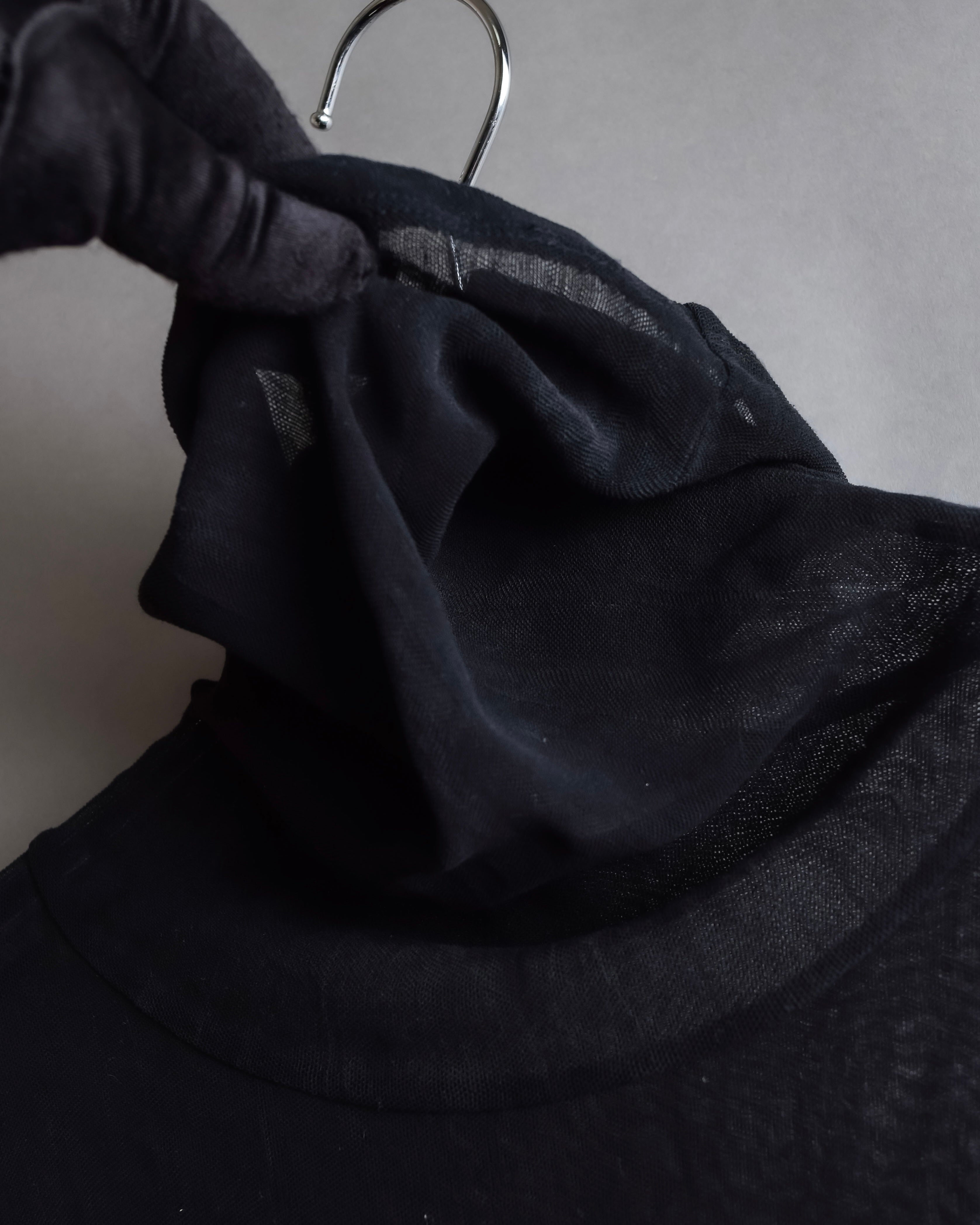 "ISSEY MIYAKE" Layered design high neck delicate knit