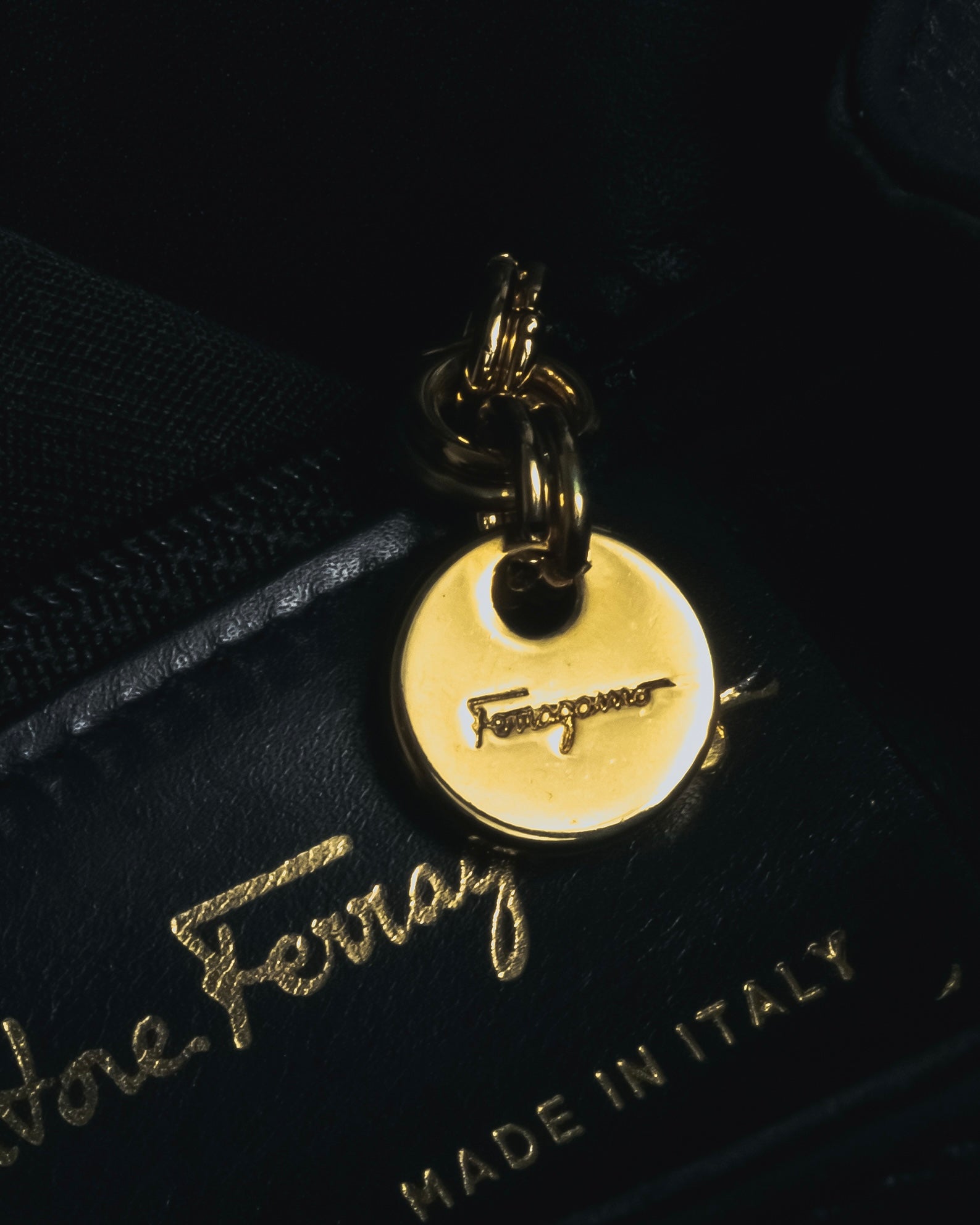 "Salvatore Ferragamo" 90’s Jewelry gold chain design leather bag