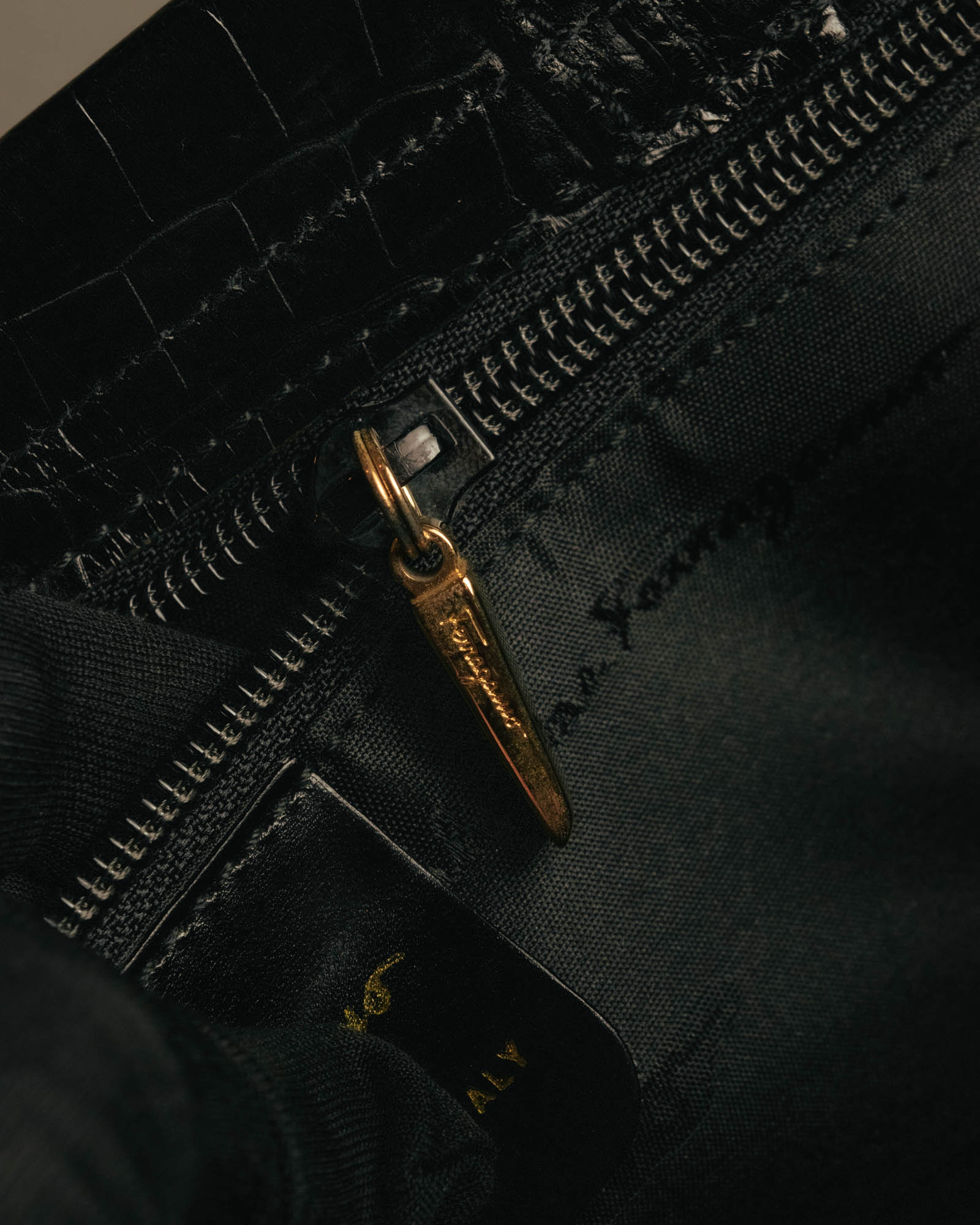 “Salvatore Ferragamo” 90’s-00’s crocodile embossed structured tote bag