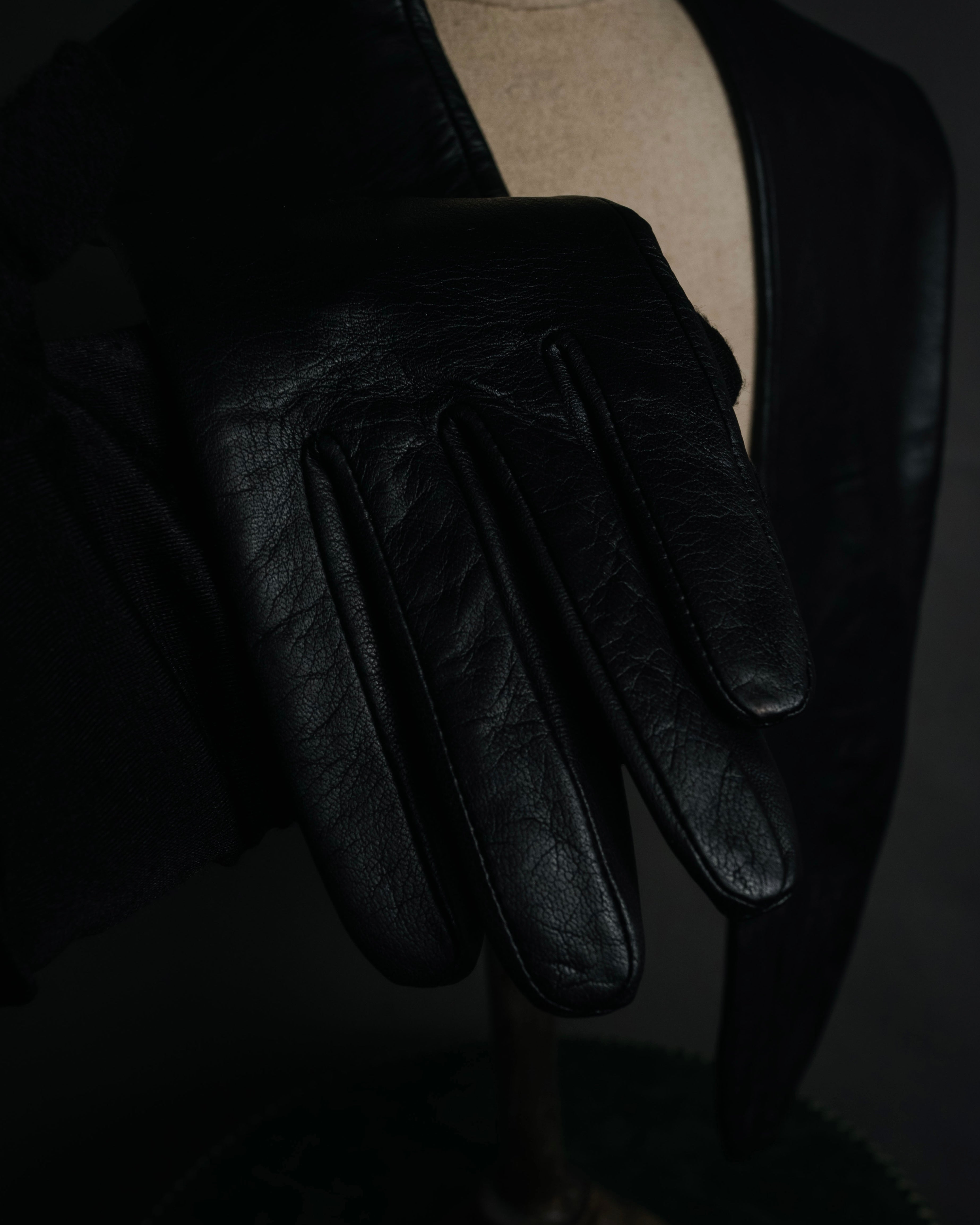 “GIVENCHY” 2010’s 4G embossed long leather gloves