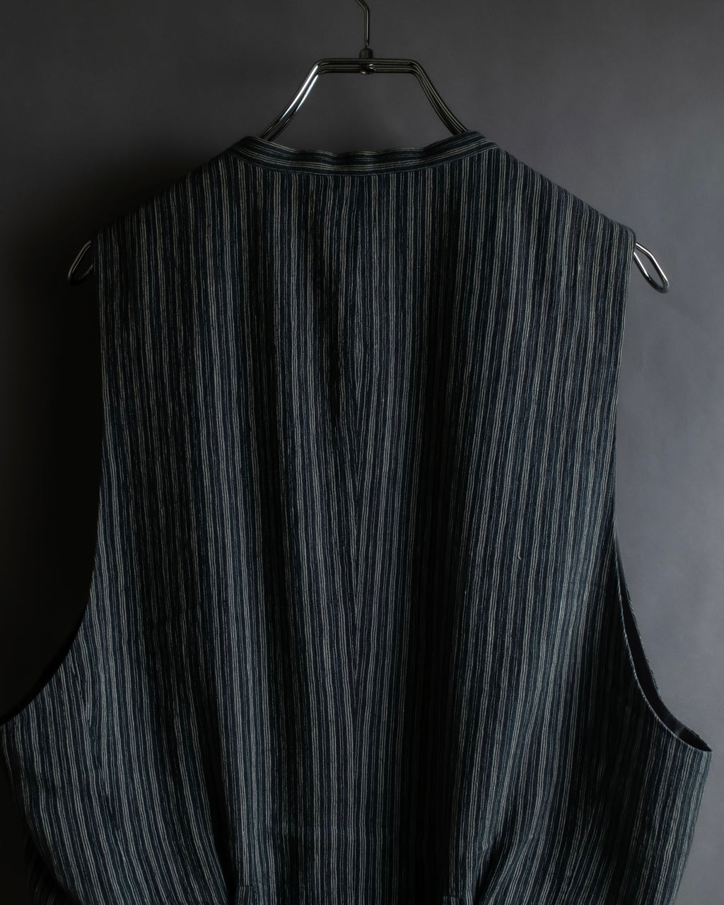 "ISSEY MIYAKE MEN" Random stripe pattern V-neck vest