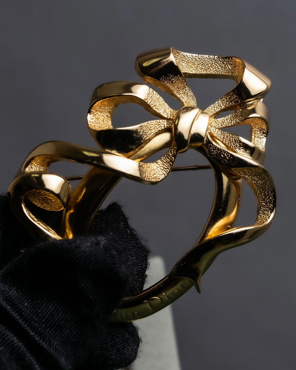 "Christian Dior" Oval ribbon motif gold brooch