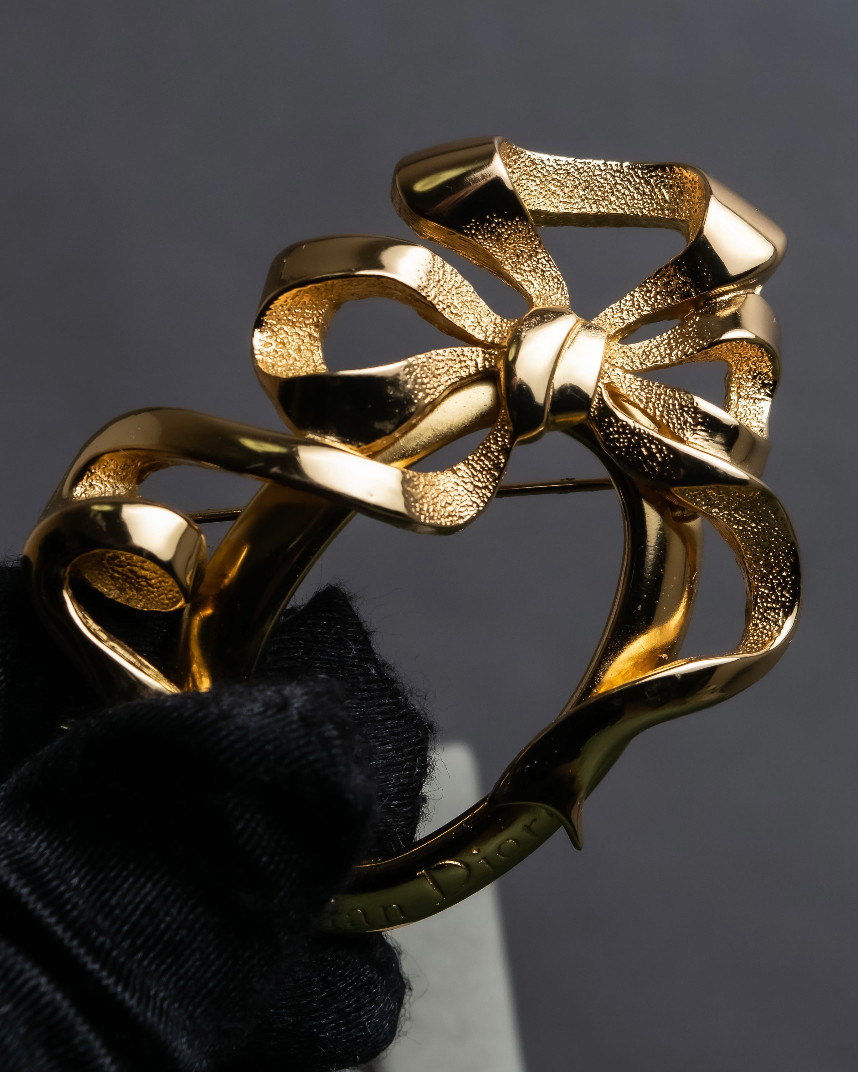 "Christian Dior" Oval ribbon motif gold brooch