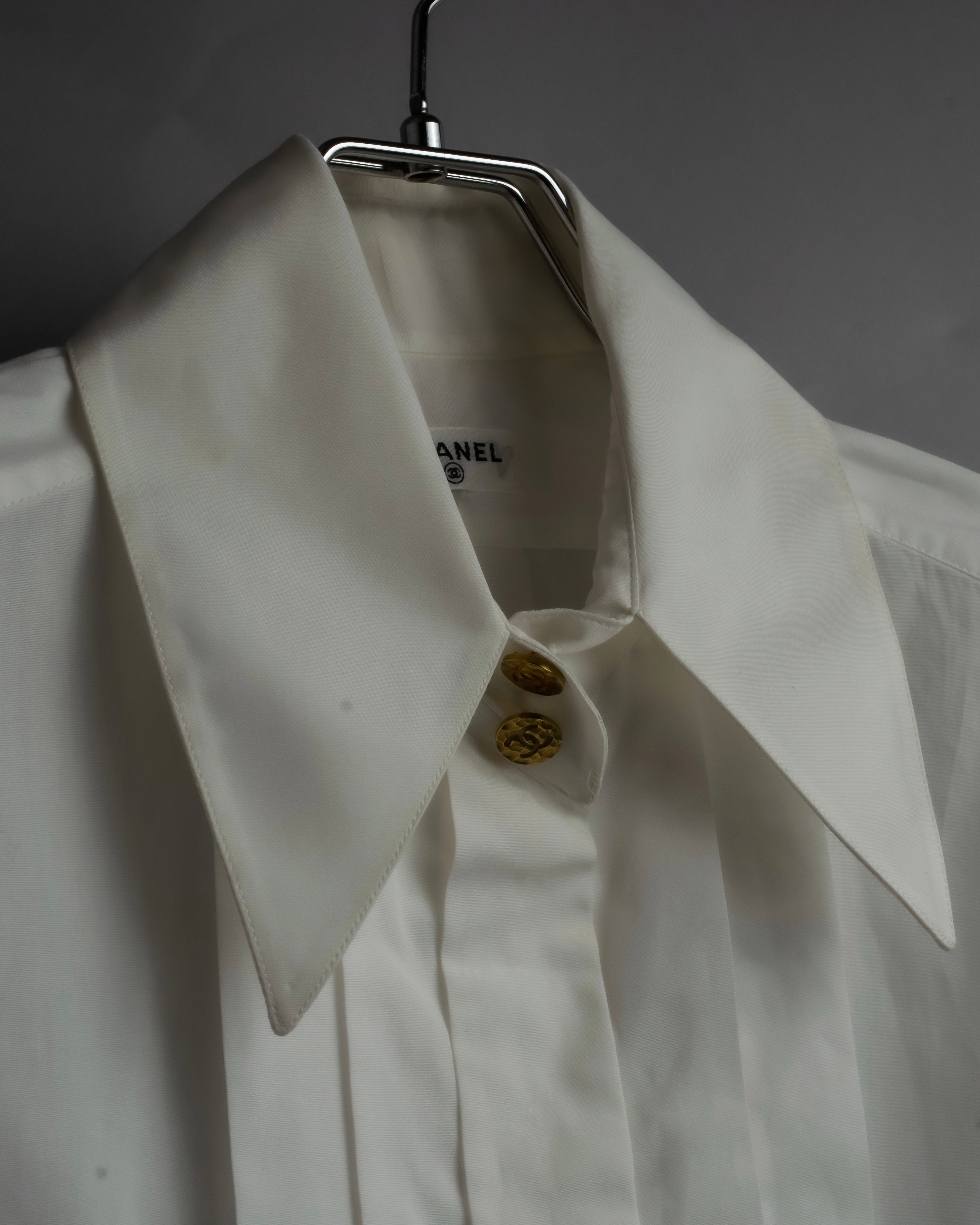 "CHANEL" Gold button design pleated white shirt