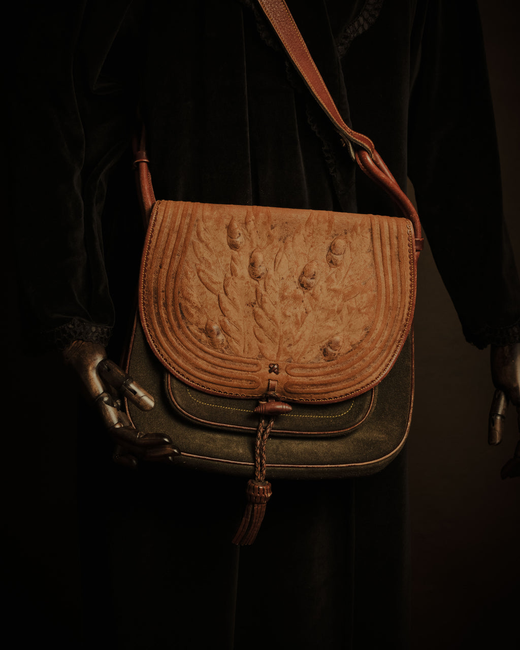 –SPECIAL– “LOEWE” 70’s-80’s Caza Cordobán embossed shoulder bag