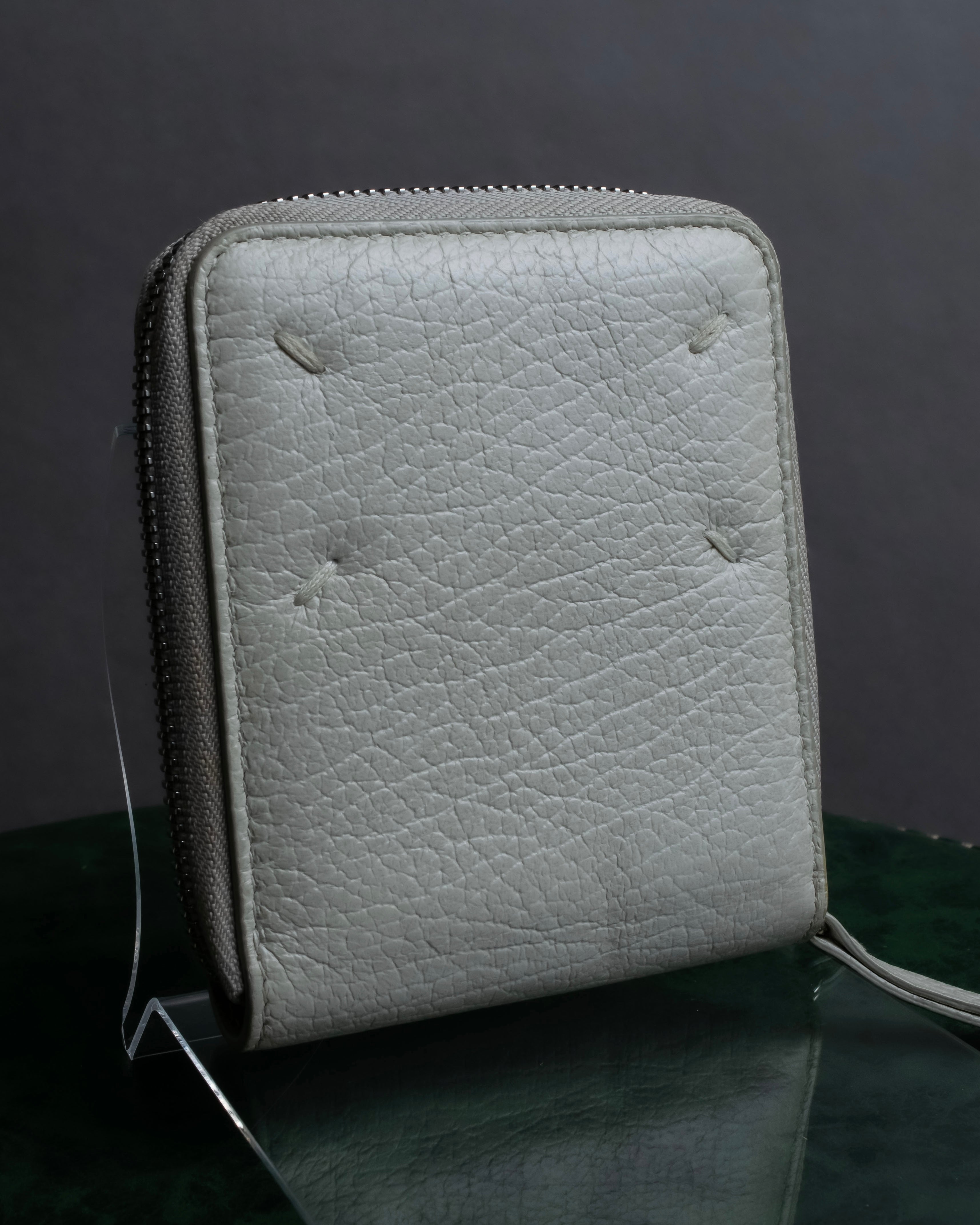 "MAISON MARGIELA" White grain leather round zipper wallet