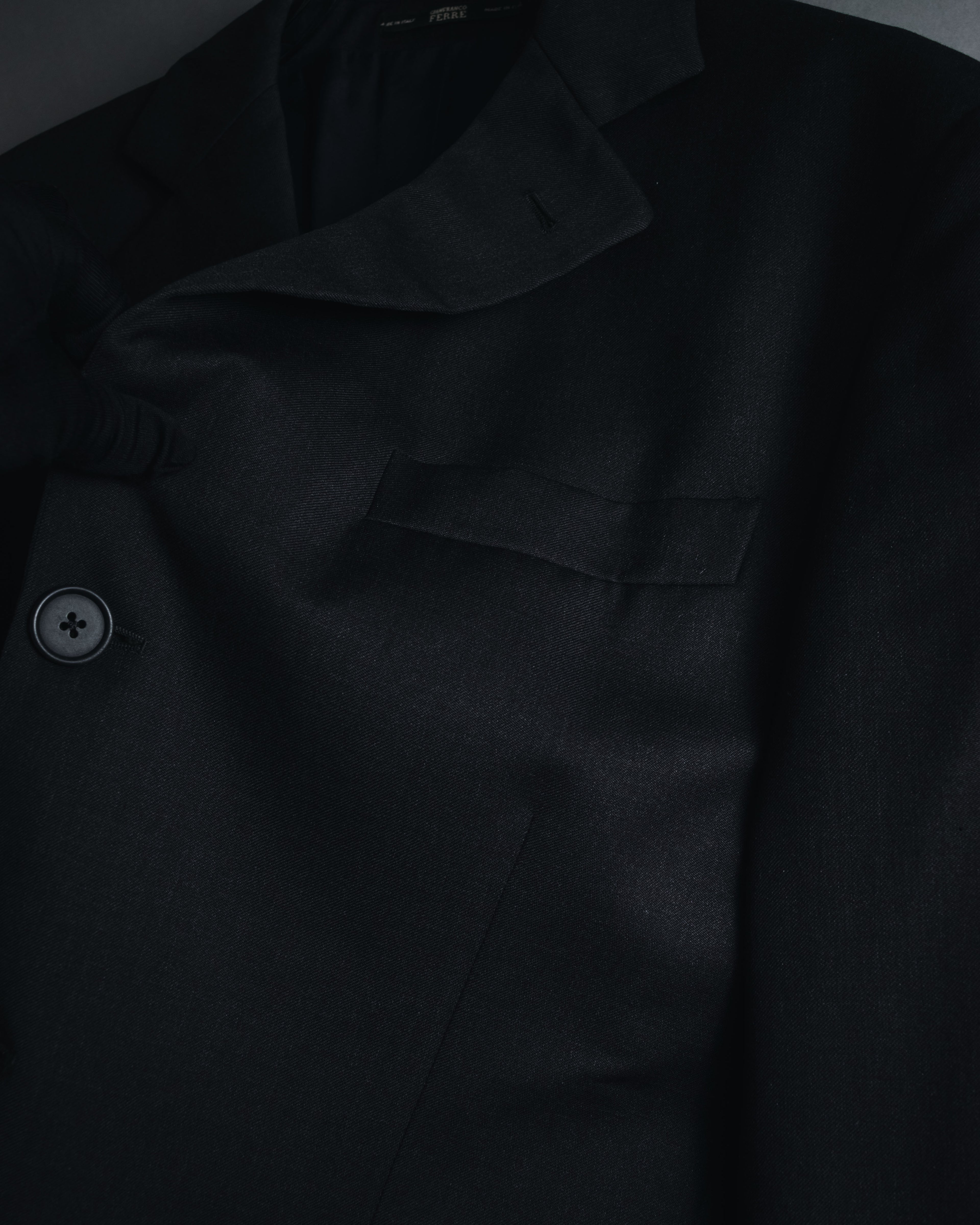 "GIANFRANCO FERRE" 90’s-00’s architecturally tailored three button wool blazer