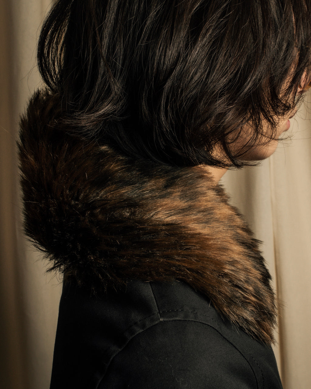 "PLEATS PLEASE ISSEY MIYAKE"
Long-haired fur neck dress