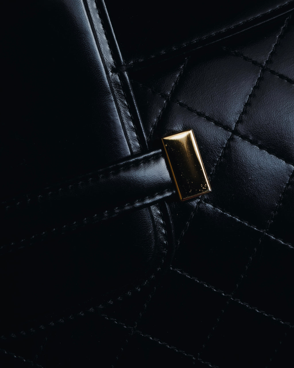 Bolso de cuero con diseño acolchado de diamantes de Yves Saint Laurent de los años 80-90