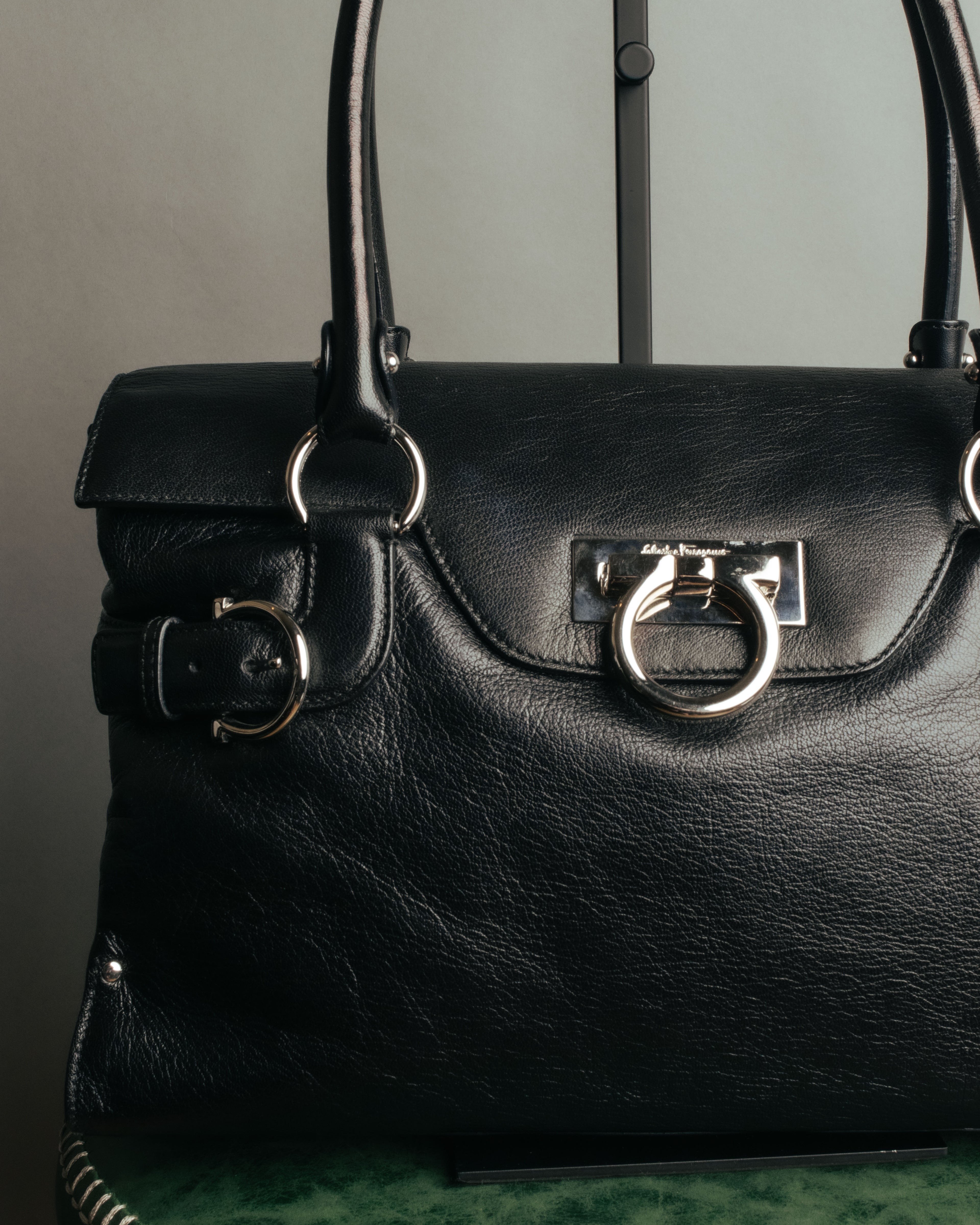 “Salvatore Ferragamo“ 00’s-10’s Gancini ring hardware leather shoulder bag