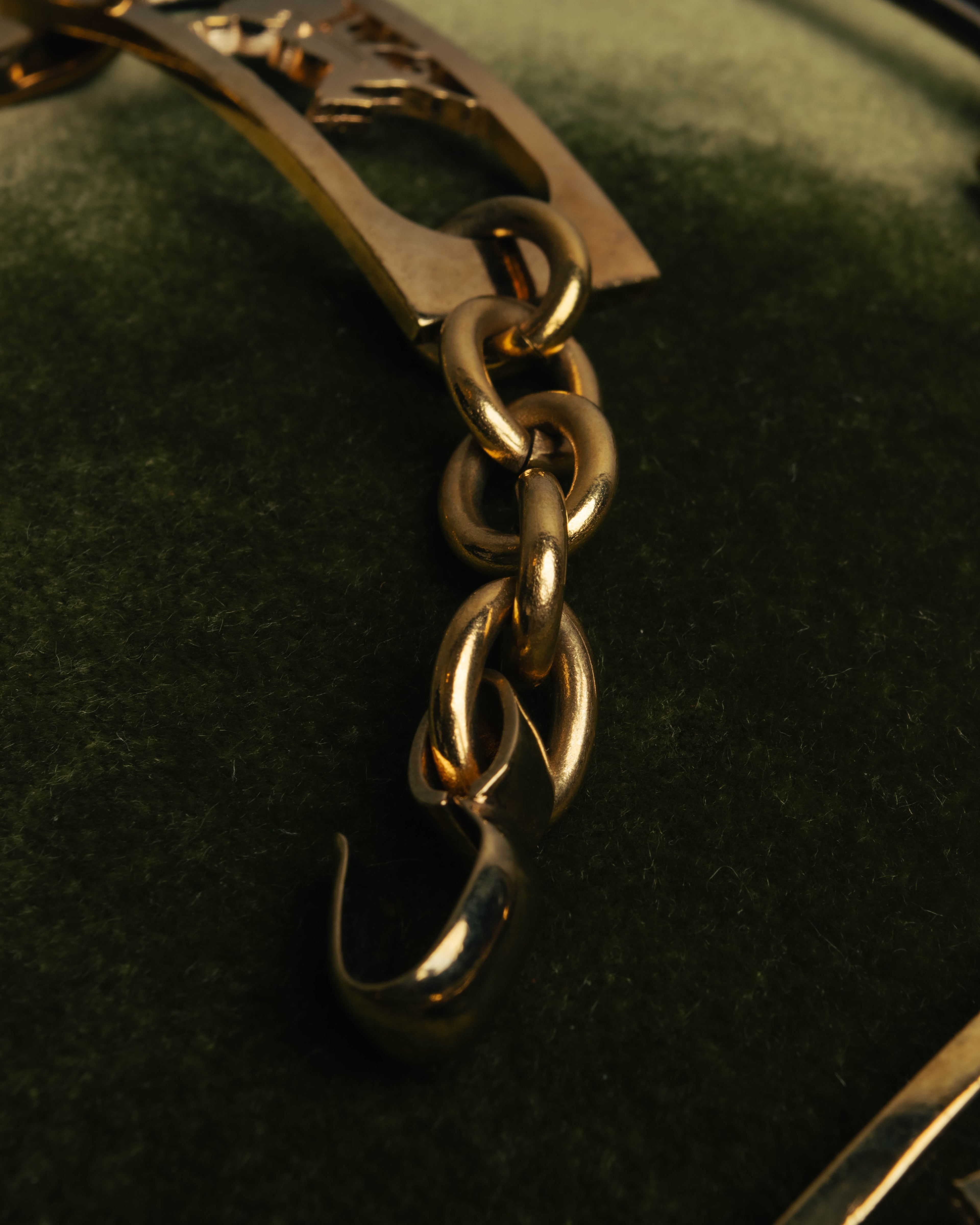 "CELINE" 70's-80's Sulky motif gold metal chain belt