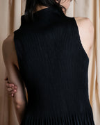 "PLEATS PLEASE ISSEY MIYAKE"
Narrow pleated sleeveless dress