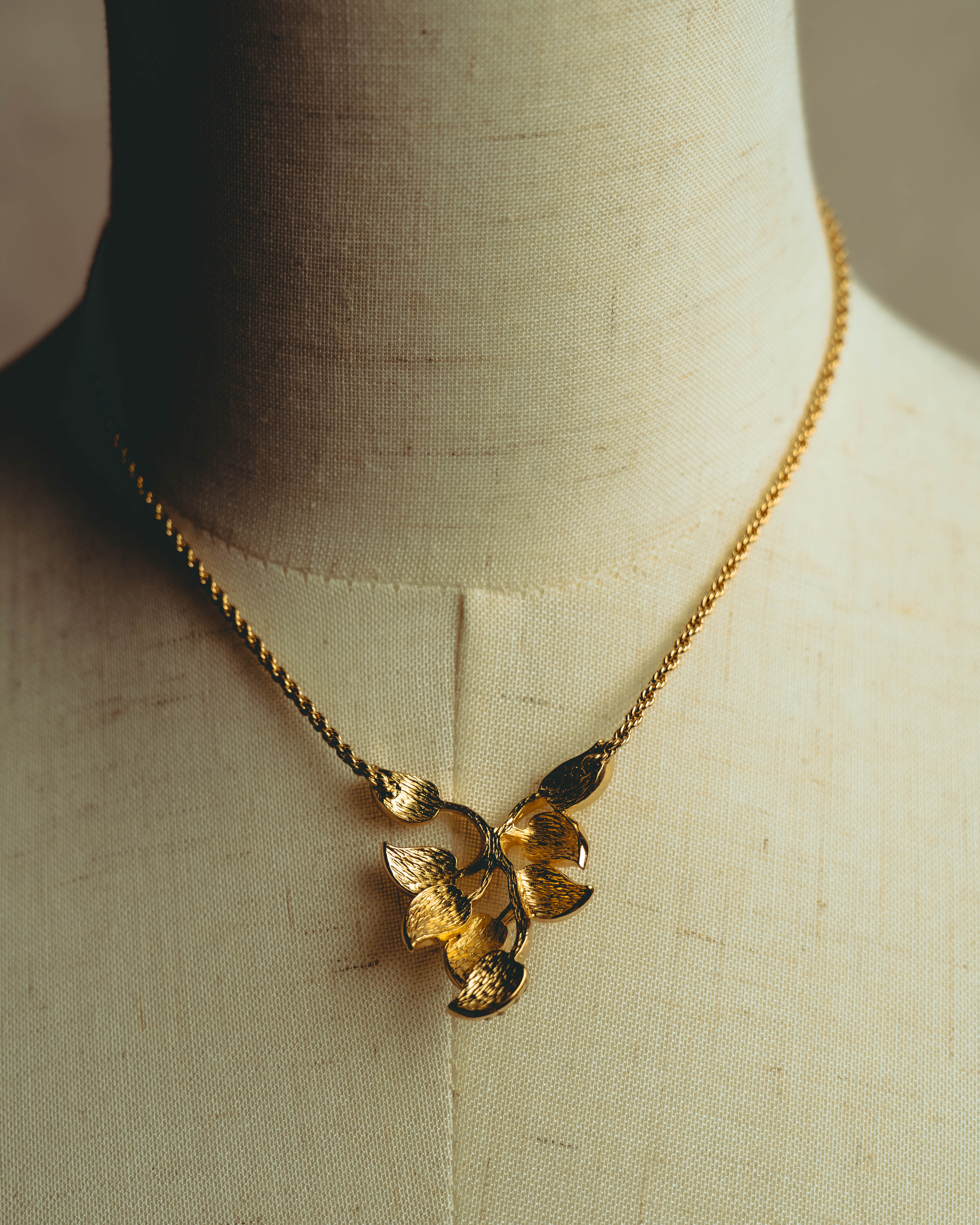 -SPECIAL- “Christian Dior” 80’s-90’s Vintage botanical leaf rhinestone pendant necklace