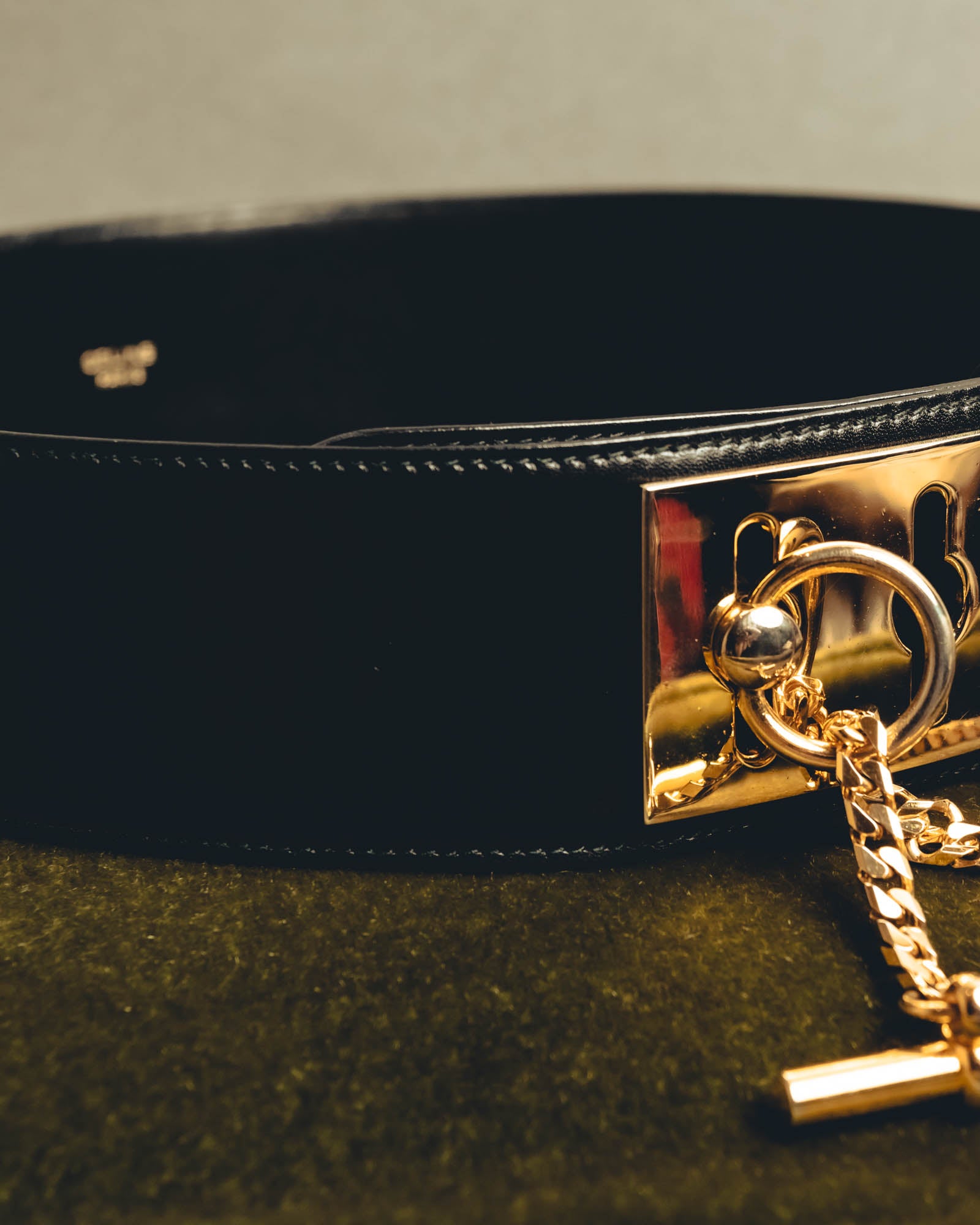 "CELINE" 18's-Glossy black chain leather belt