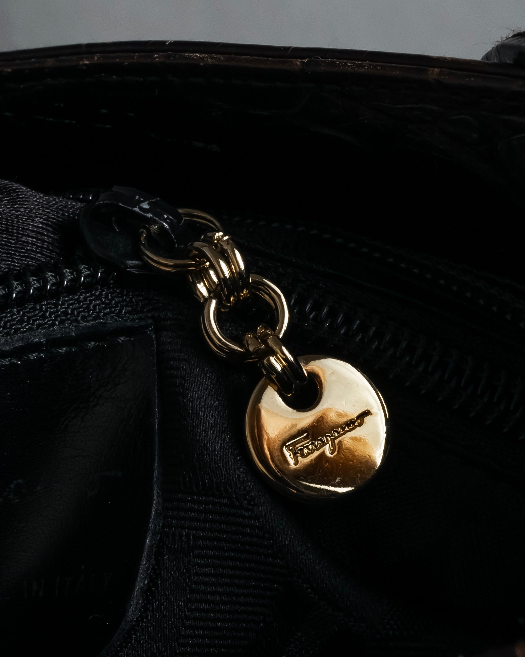 "Salvatore Ferragamo" 90’s crocodile embossed vara shoulder bag