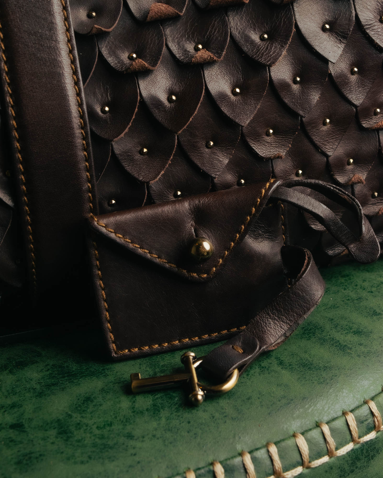 -SPECIAL- “Salvatore Ferragamo” 00’s-10’s Leather scale appliqué gancini shoulder bag