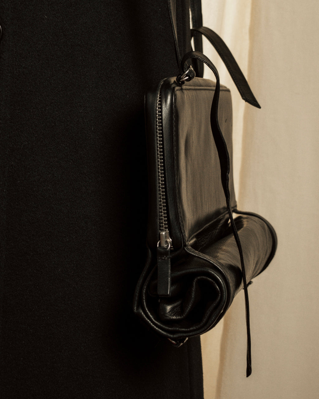 –SPECIAL– "ANN DEMEULEMEESTER" 2010-2013 Transformable roll-top vitello leather bag