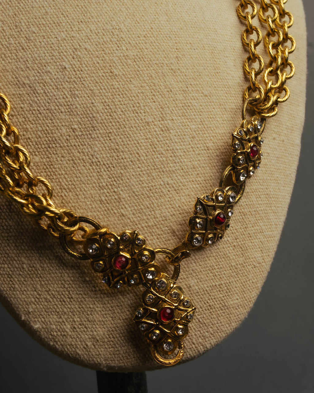 -SPECIAL- “CHANEL” 80’s-90’s ornate gold chain necklace