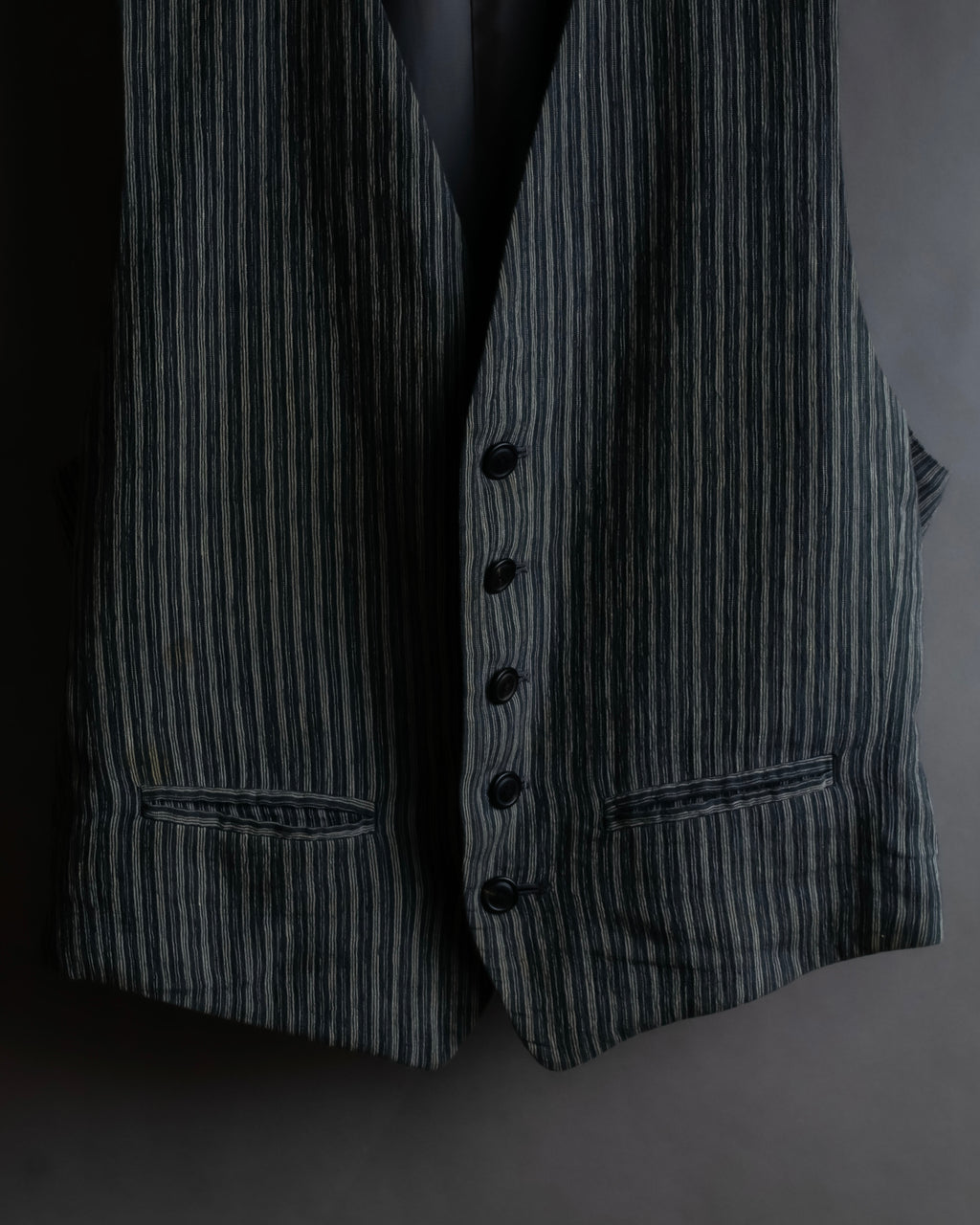 "ISSEY MIYAKE MEN" Random stripe pattern V-neck vest