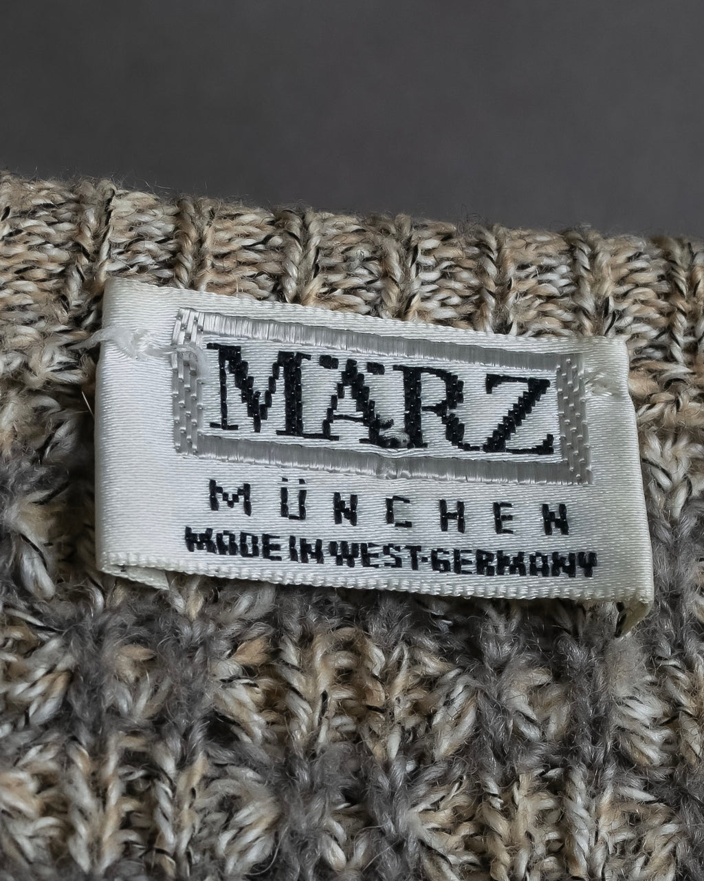 "Vintage geometric pattern V-neck knit"