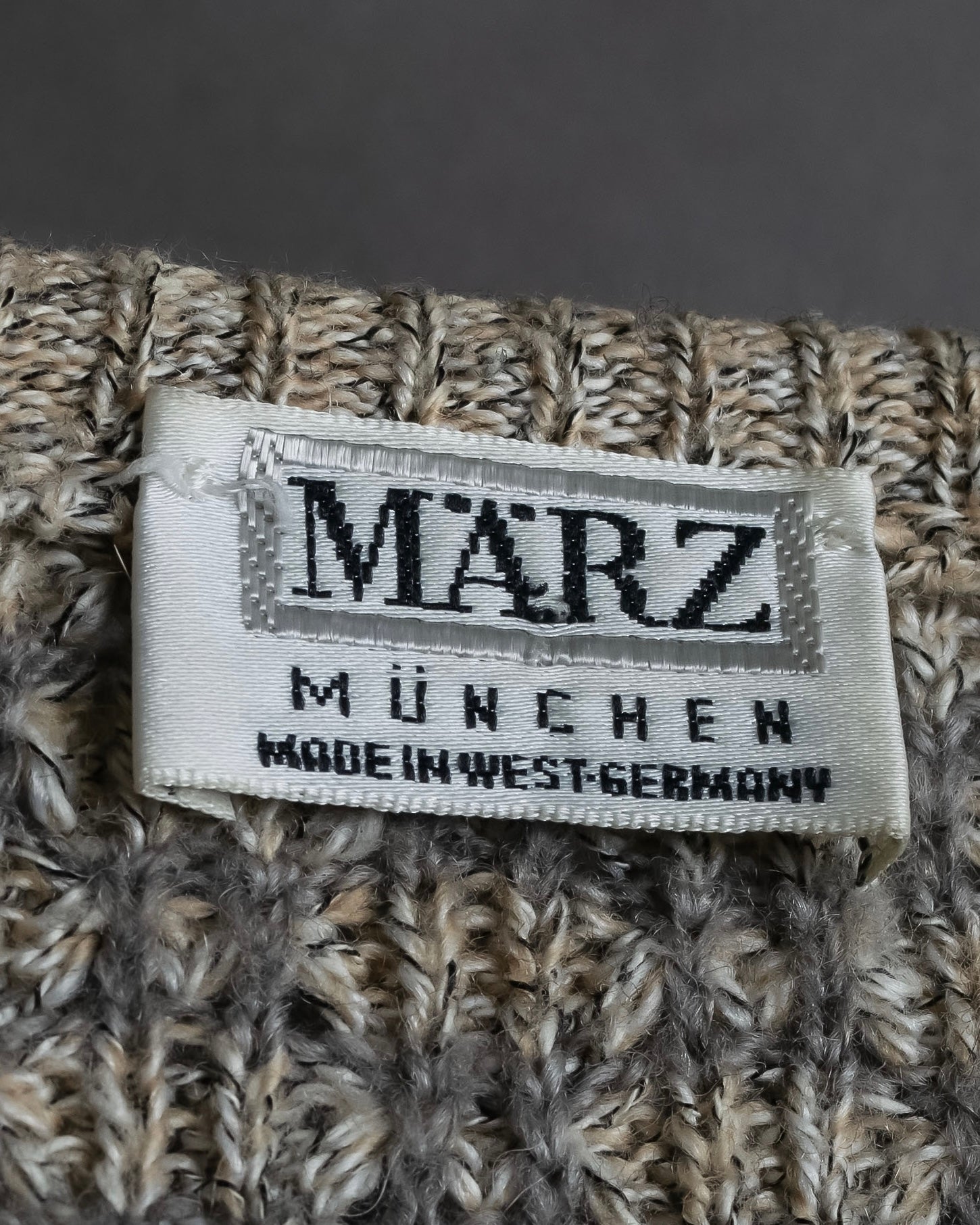 "Vintage geometric pattern V-neck knit"