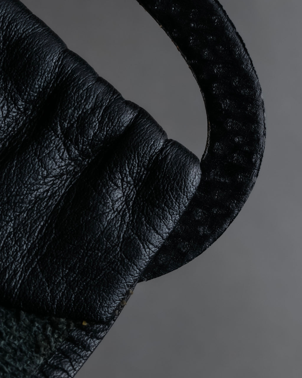 "BURBERRYS" Oval buckle design, supple leather belt