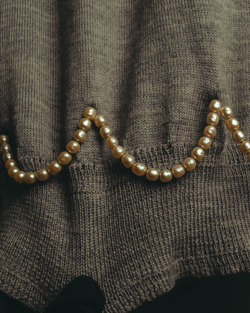 "Theatre PRODUCTS" 00's-10's Pearl embellished wool v-neck knit sweater
