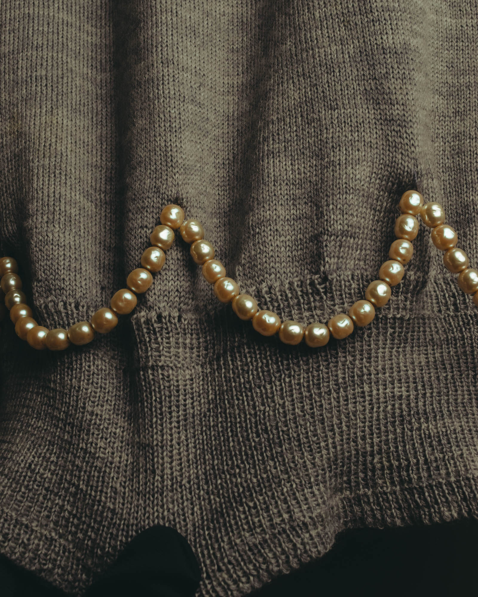 "Theatre PRODUCTS" 00's-10's Pearl embellished wool v-neck knit sweater