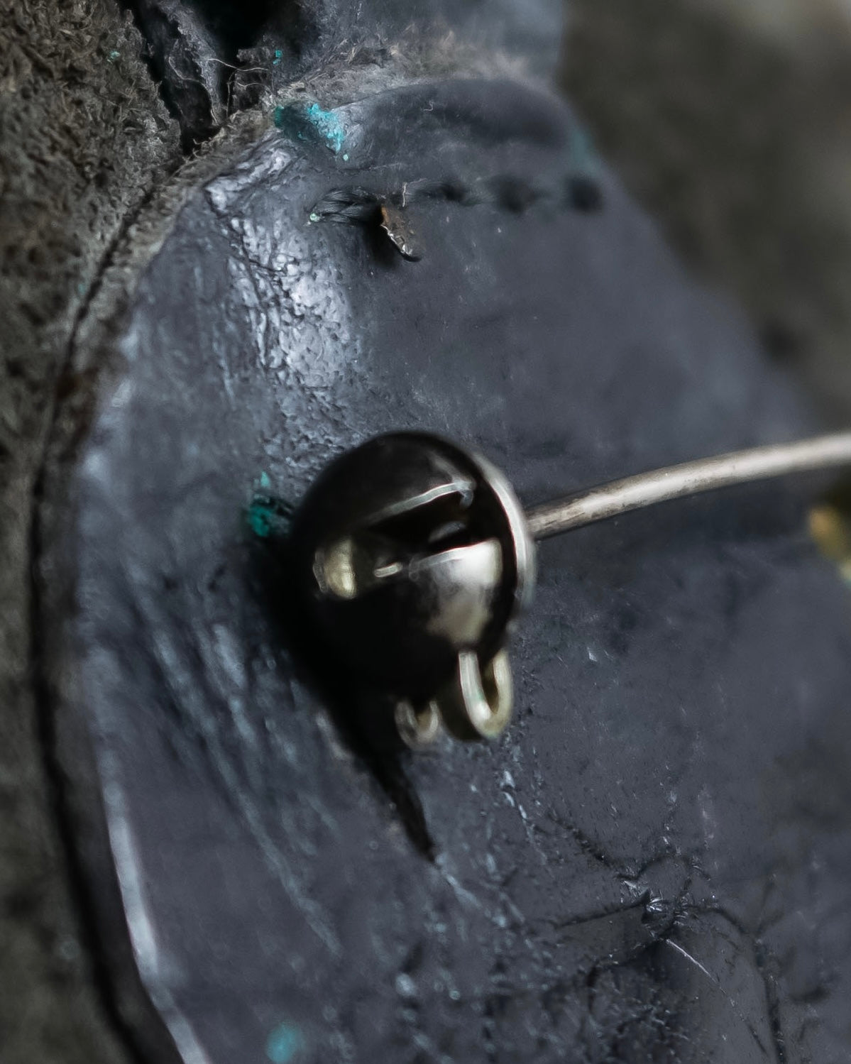 "Y's" Black leather flower motif design brooch