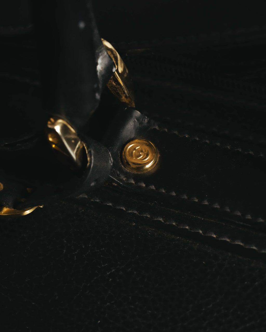 -SPECIAL- "GUCCI" 70's-80's Crest-detailed black leather two-way duffle bag