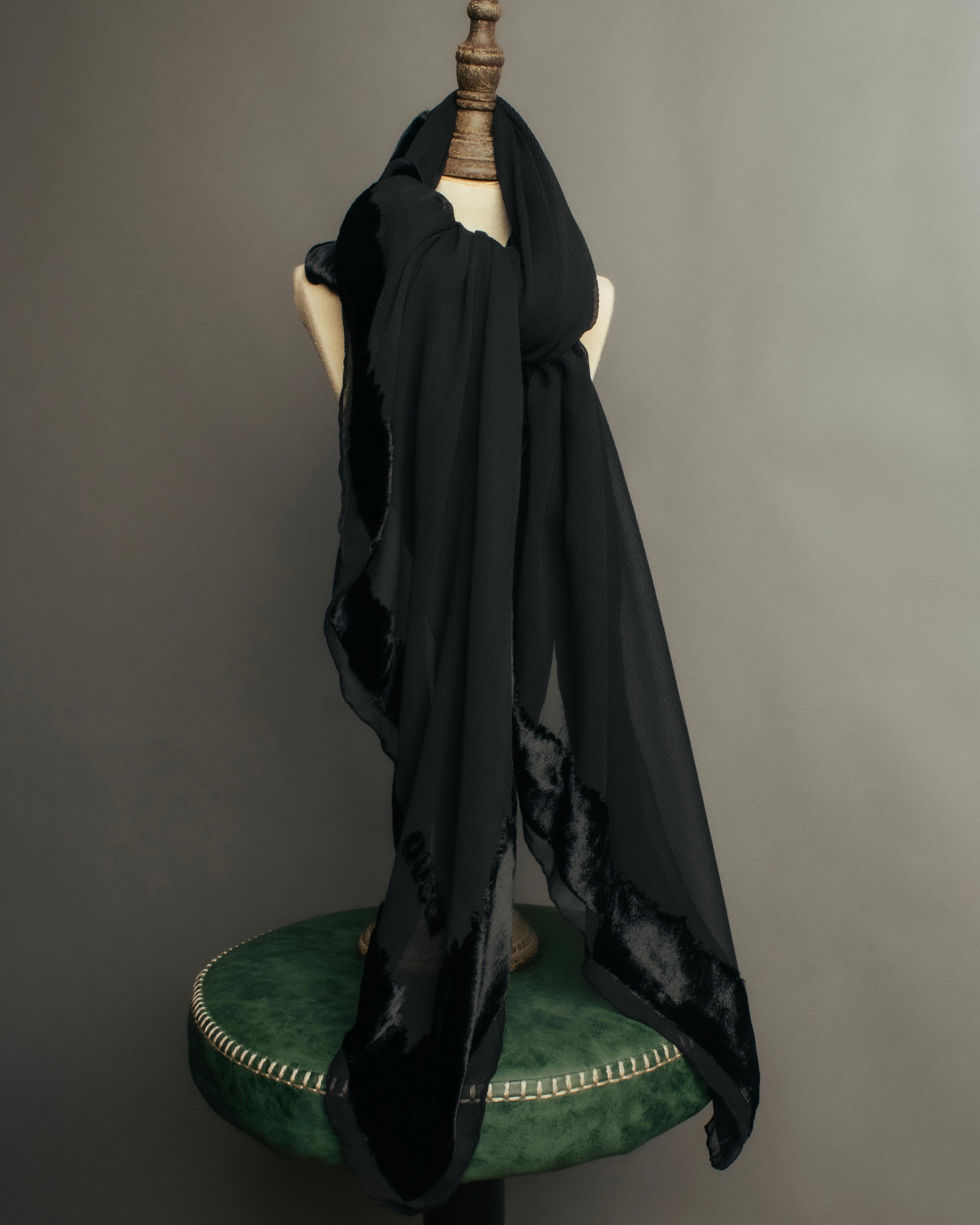 “GUCCI” 90’s-00’s Sheer velvet trimmed silk blend stole