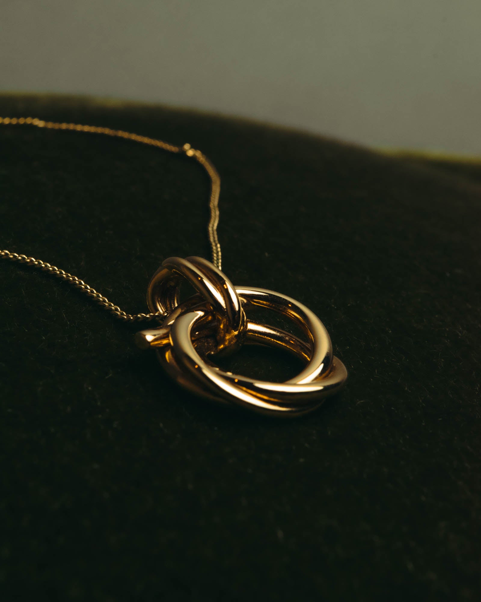 “Ferragamo” 90’s-00’s Interlocking ring pendant necklace
