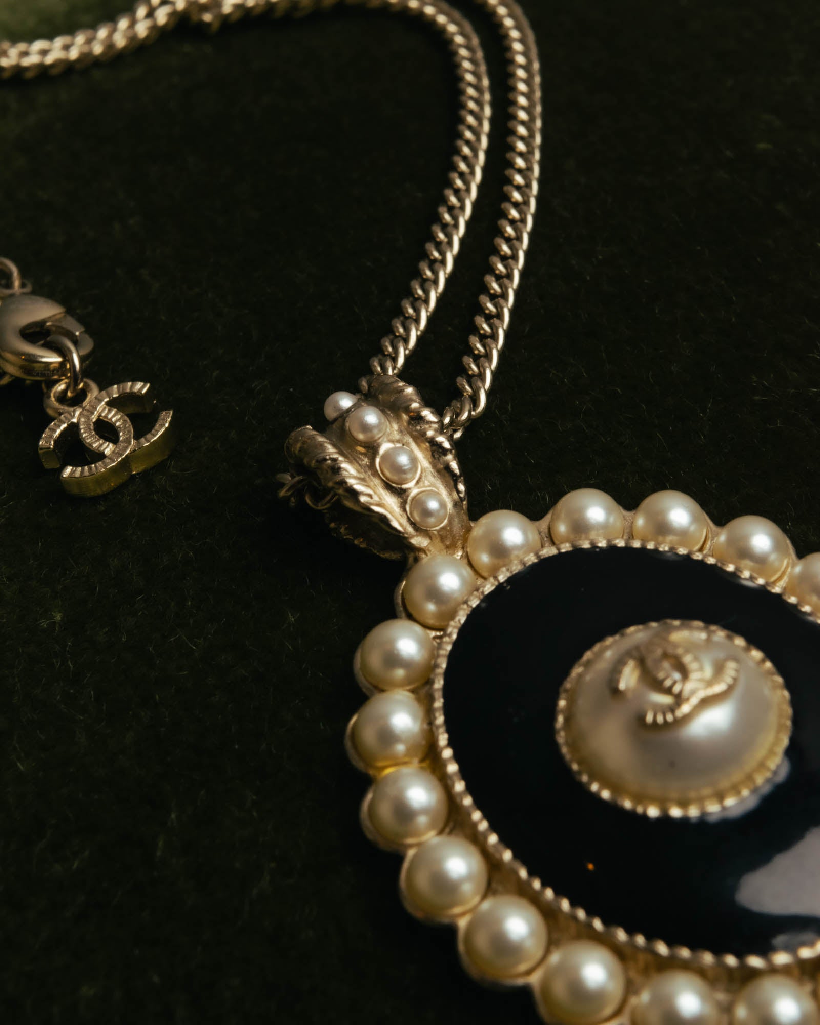 -SPECIAL- “CHANEL” 2017 Cruise Collection Pearl trimmed black pendant necklace