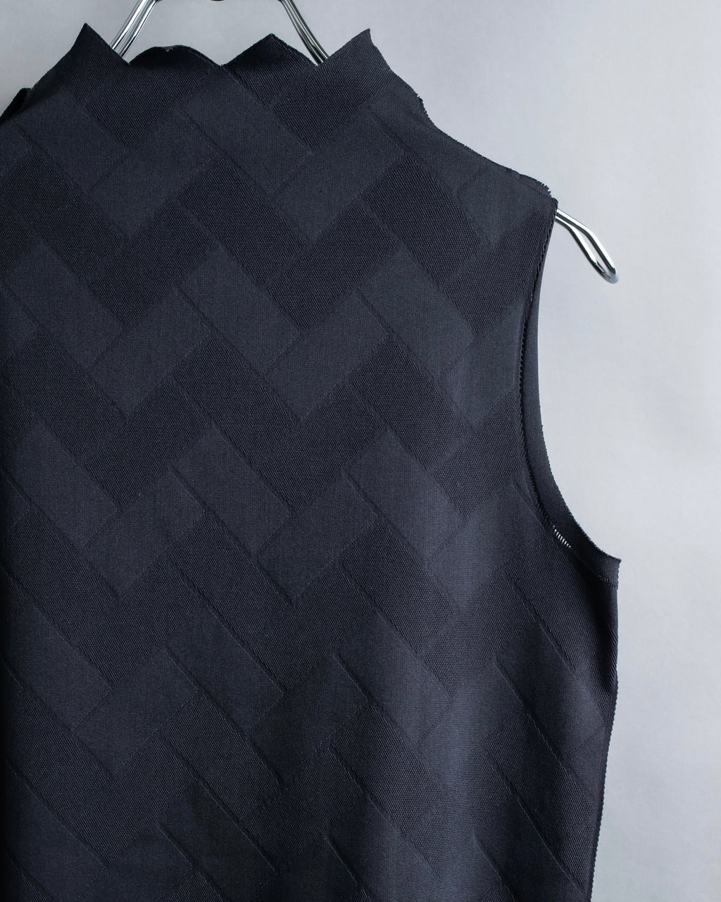"PLEATS PLEASE ISSEY MIYAKE" 

Meander sleeveless tops