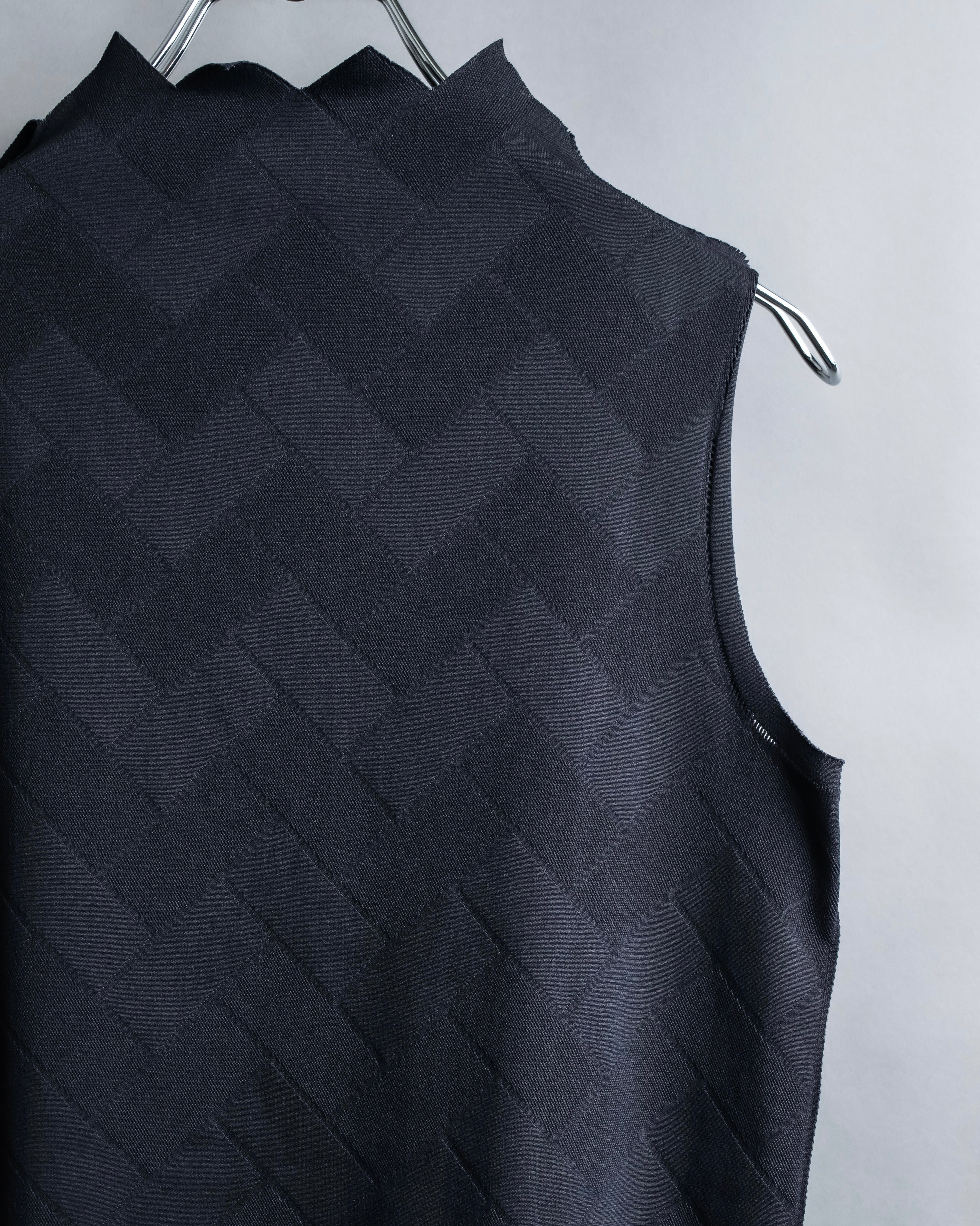 "PLEATS PLEASE ISSEY MIYAKE" 

Meander sleeveless tops