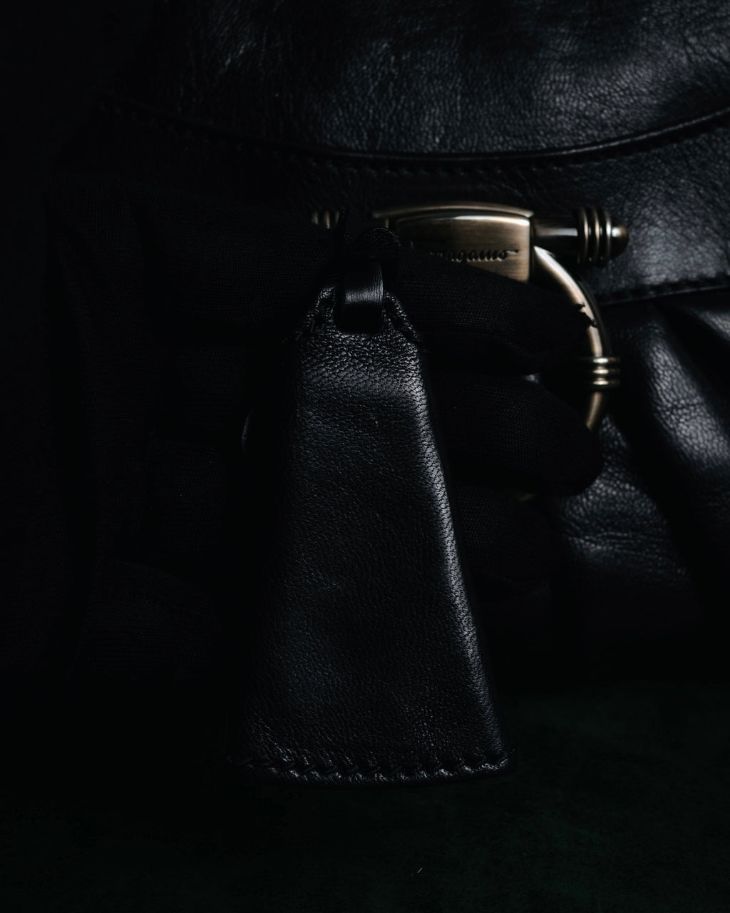 –SPECIAL– "Salvatore Ferragamo"
00’s-10’s Gathered nappa calf gancini handbag