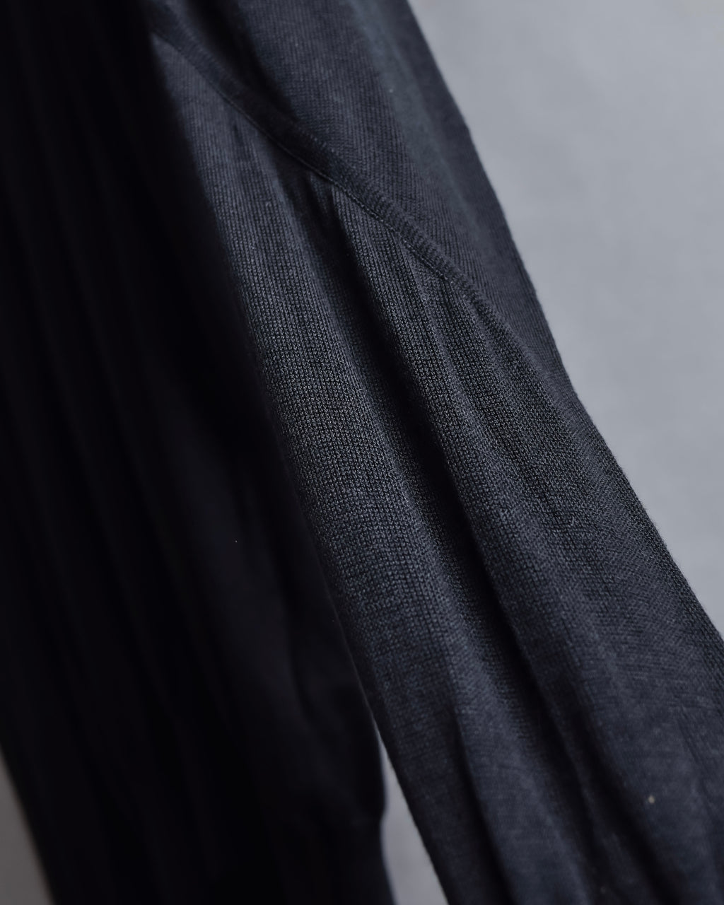 "MAISON MARGIELA" 15SS V-line panel design lightweight knit