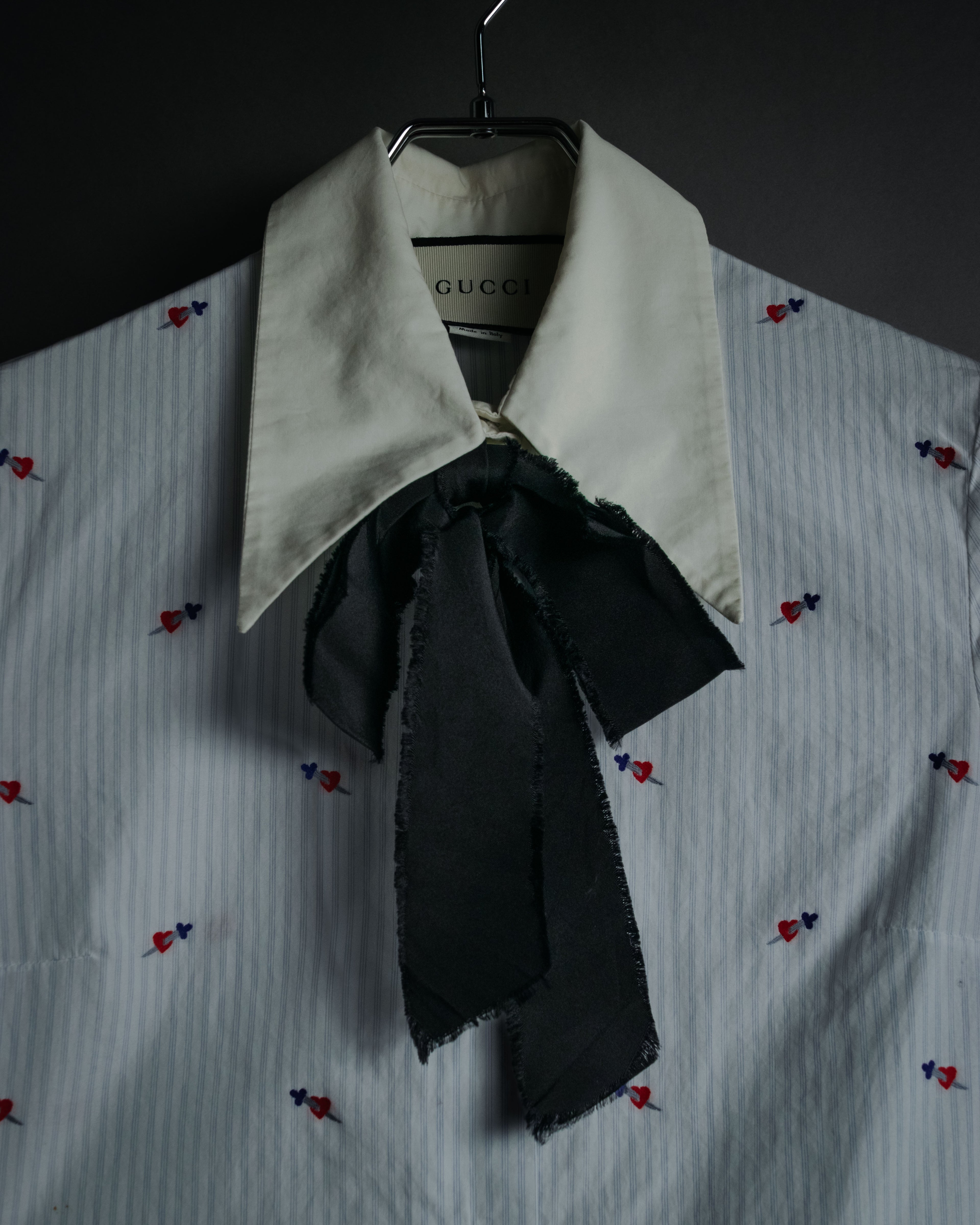 “GUCCI” 2017 heart and dagger embroidered bow tie shirt