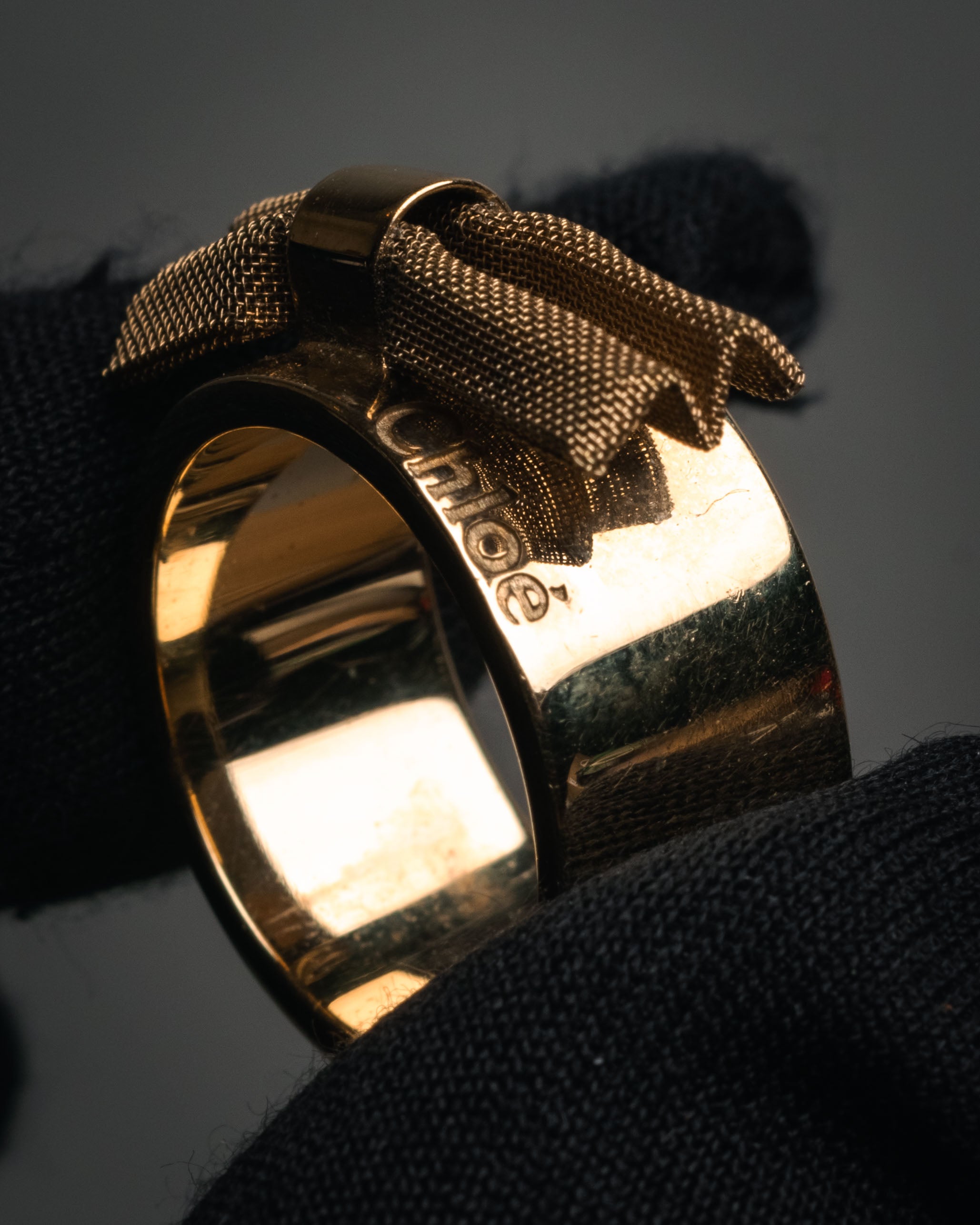 “Chloé” 2010’s mesh ribbon gold ring