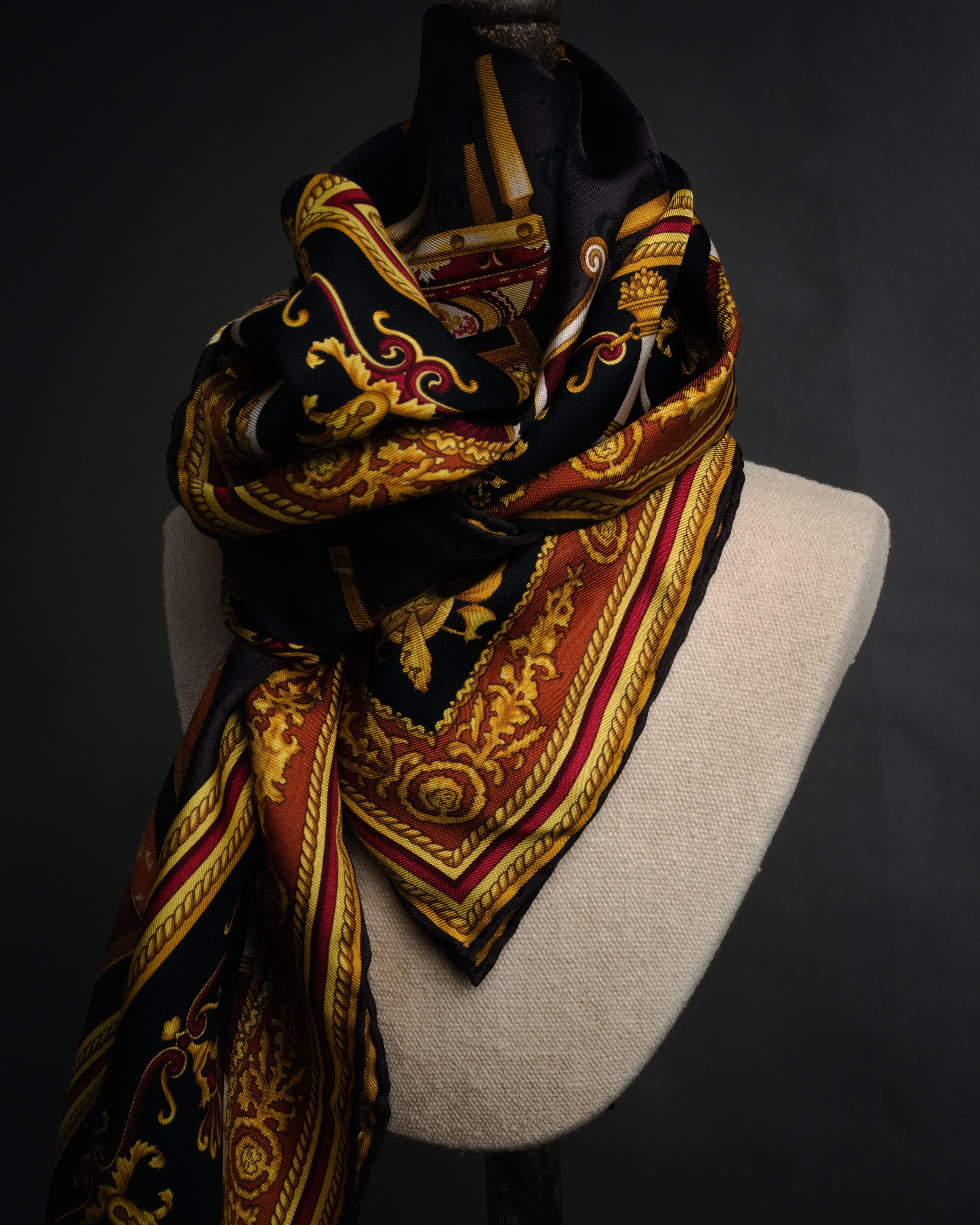 GUCCI シルク スカーフ チェア柄 ブラック GUCCI” 90's-00's Chair motif silk scarf – MOOD