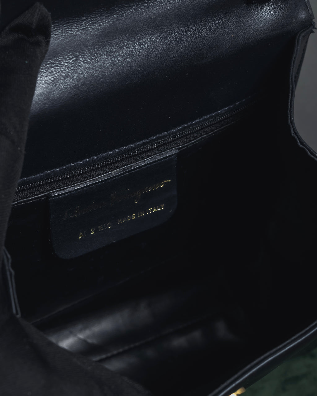 "Salvatore Ferragamo" 90’s Jewelry gold chain design leather bag