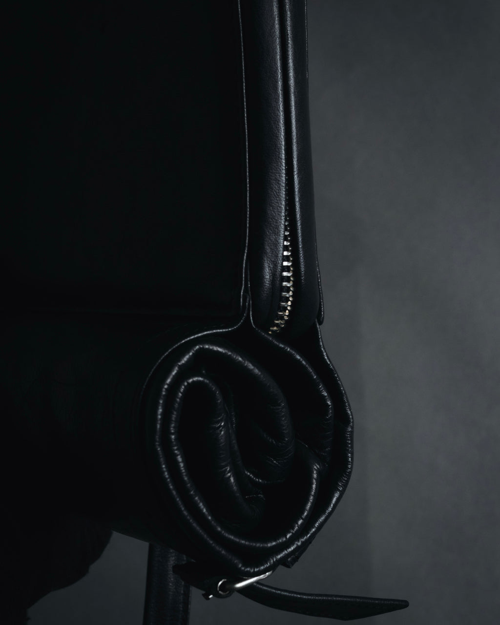 –SPECIAL– "ANN DEMEULEMEESTER" 2010-2013 Transformable roll-top vitello leather bag