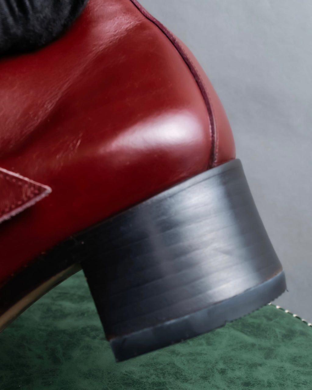 "tricot COMME des GARCONS"
 Belted heel leather pumps