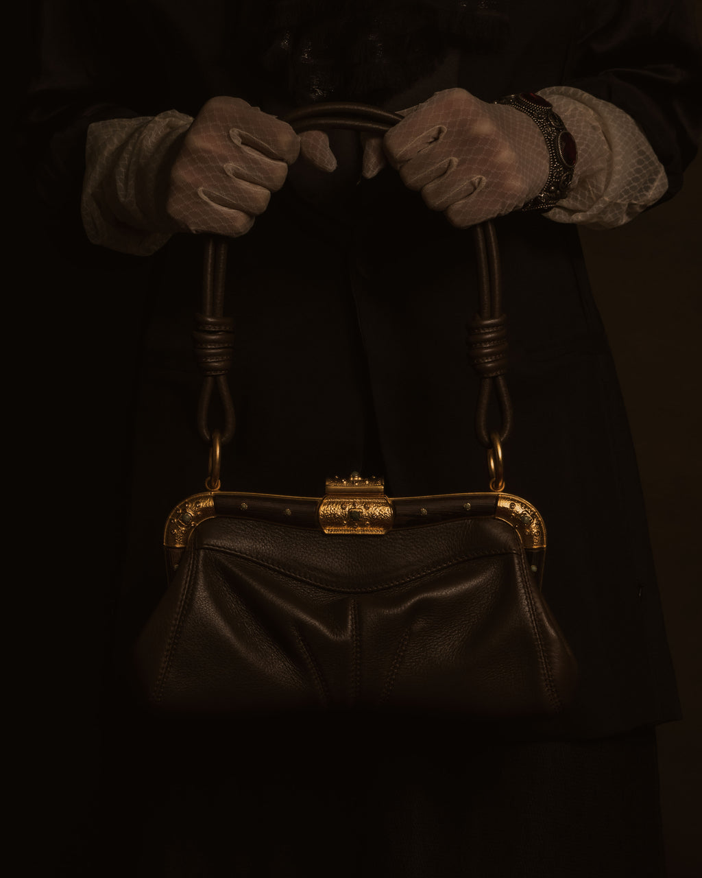 –SPECIAL– "VALENTINO GARAVANI"
00’s Jeweled frame leather bag