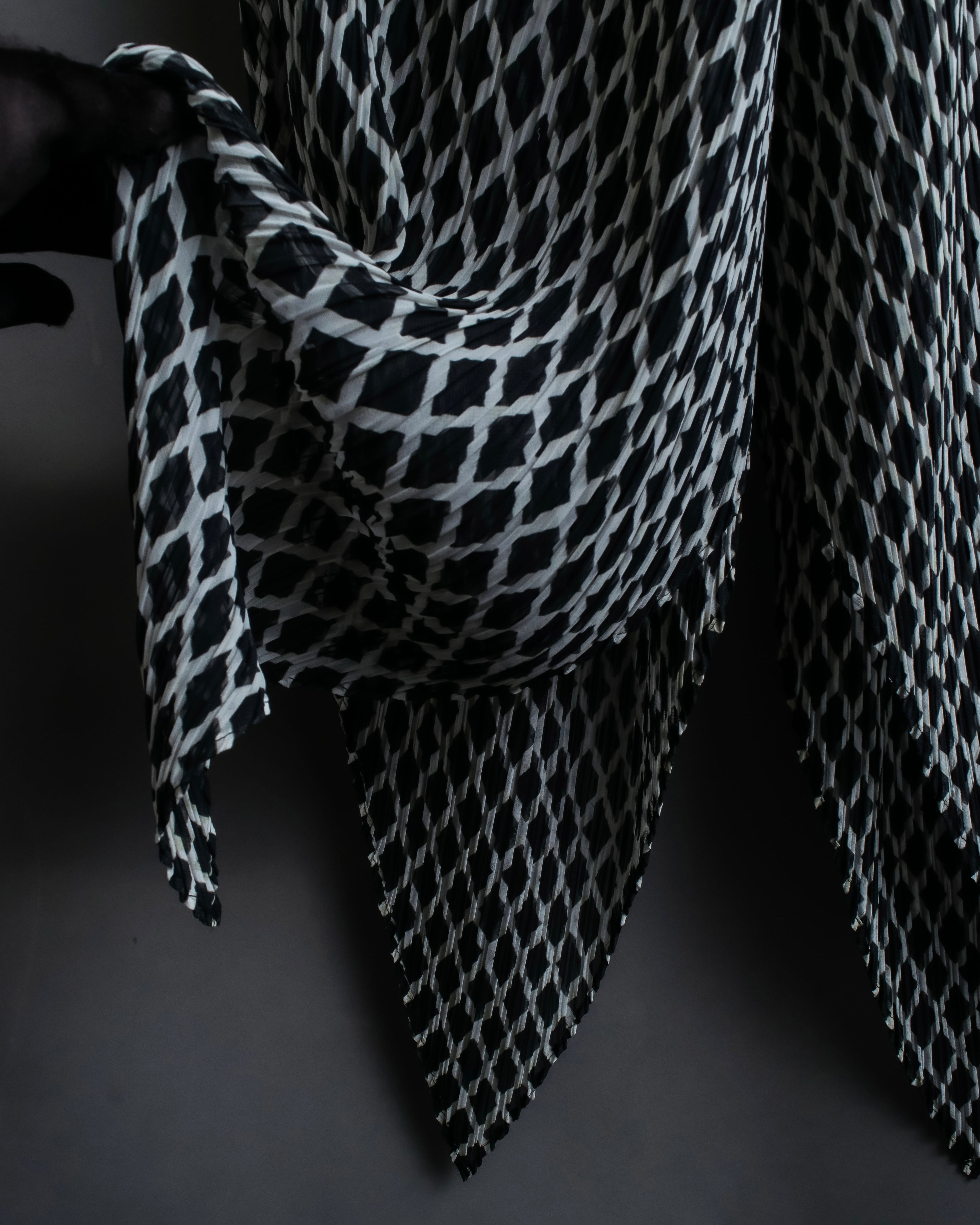 "ISSEY MIYAKE White label"
 Tailcoat design sleeveless dress