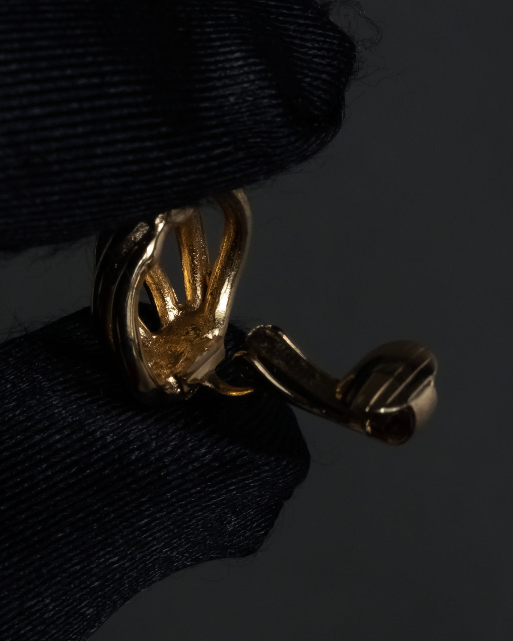 "Christian Dior" Twisted dome-shaped design earring