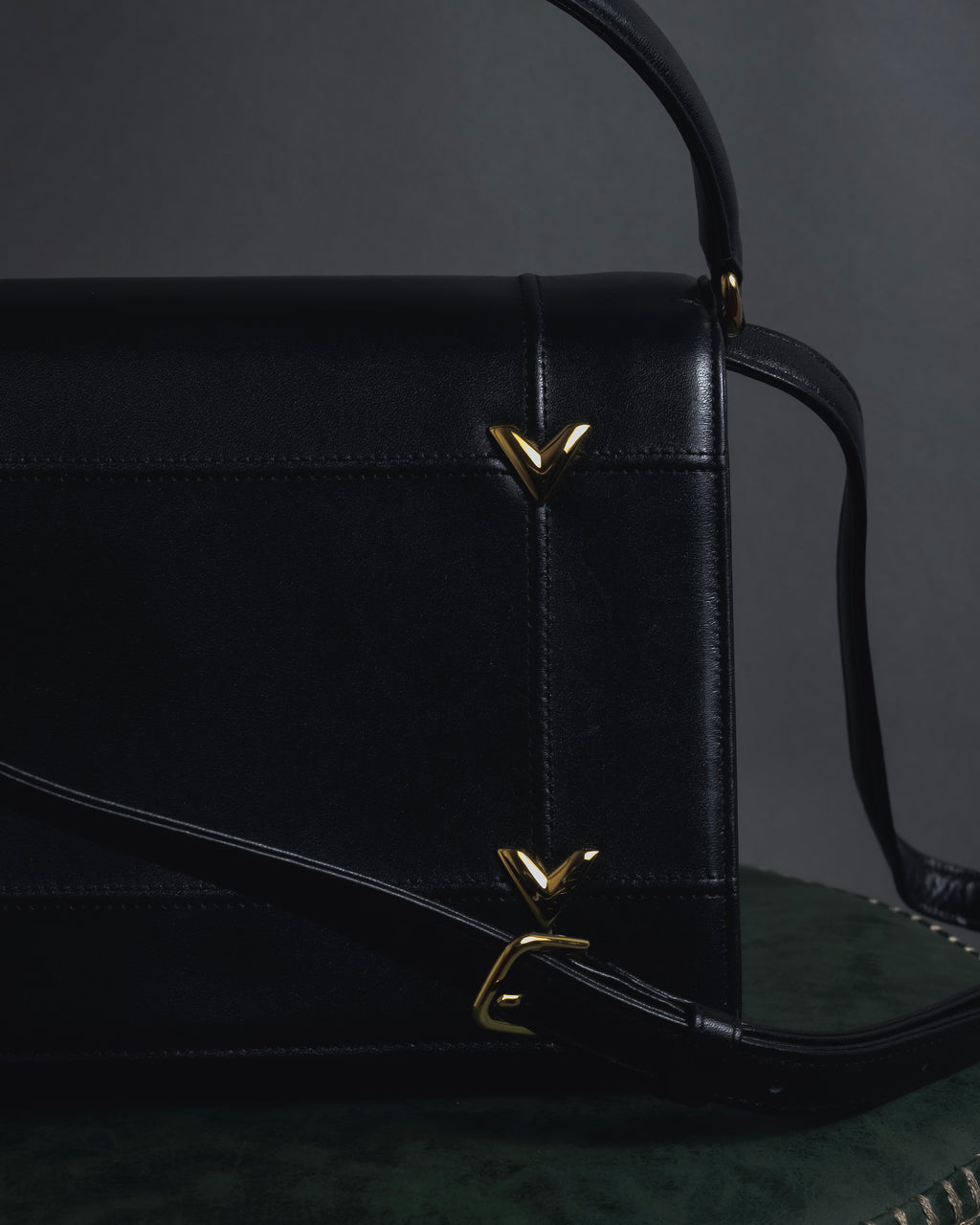 -SPECIAL- "VALENTINO GARAVANI" 90’s-00’s V corner hardware leather top handle bag