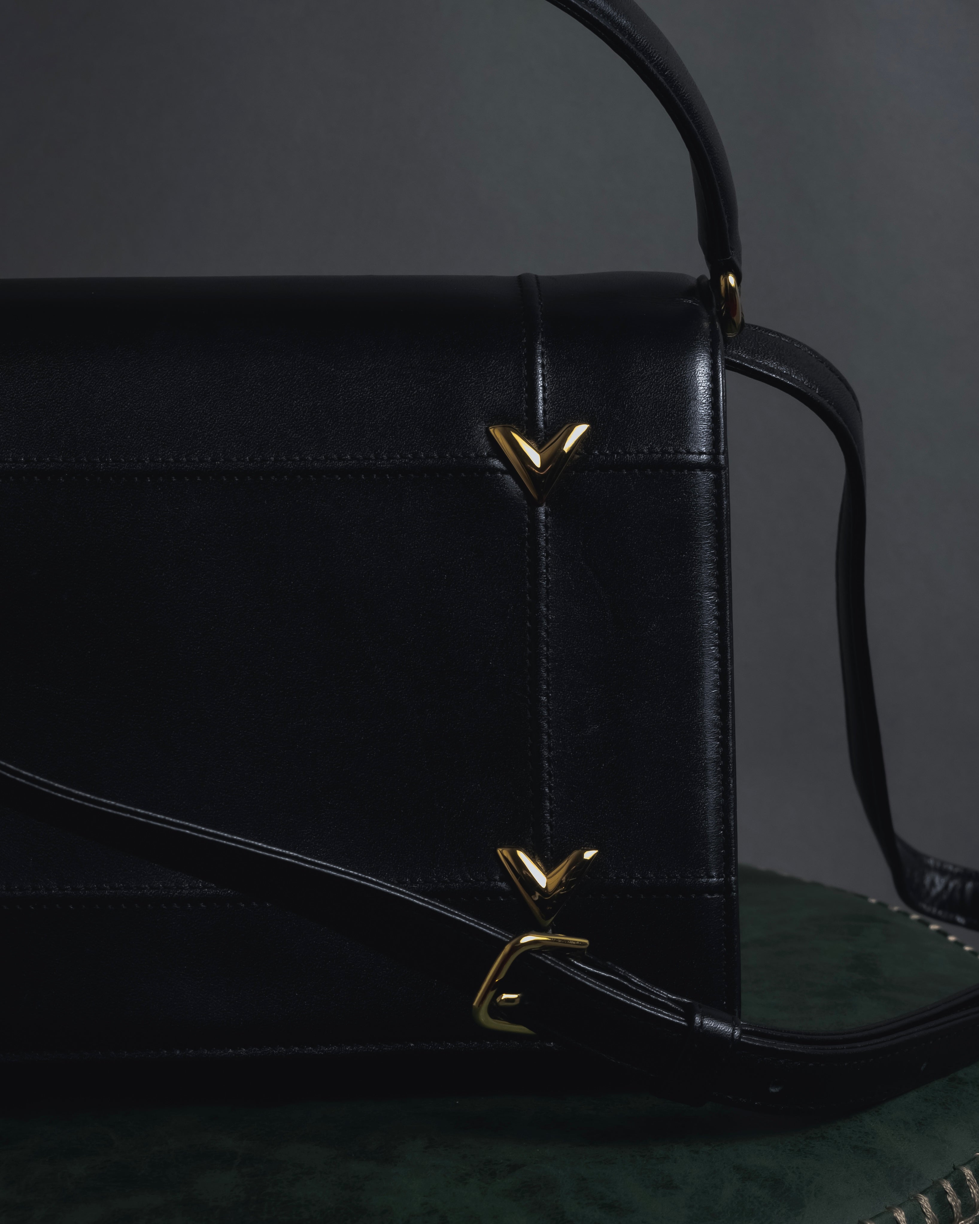 -SPECIAL- "VALENTINO GARAVANI" 90’s-00’s V corner hardware leather top handle bag