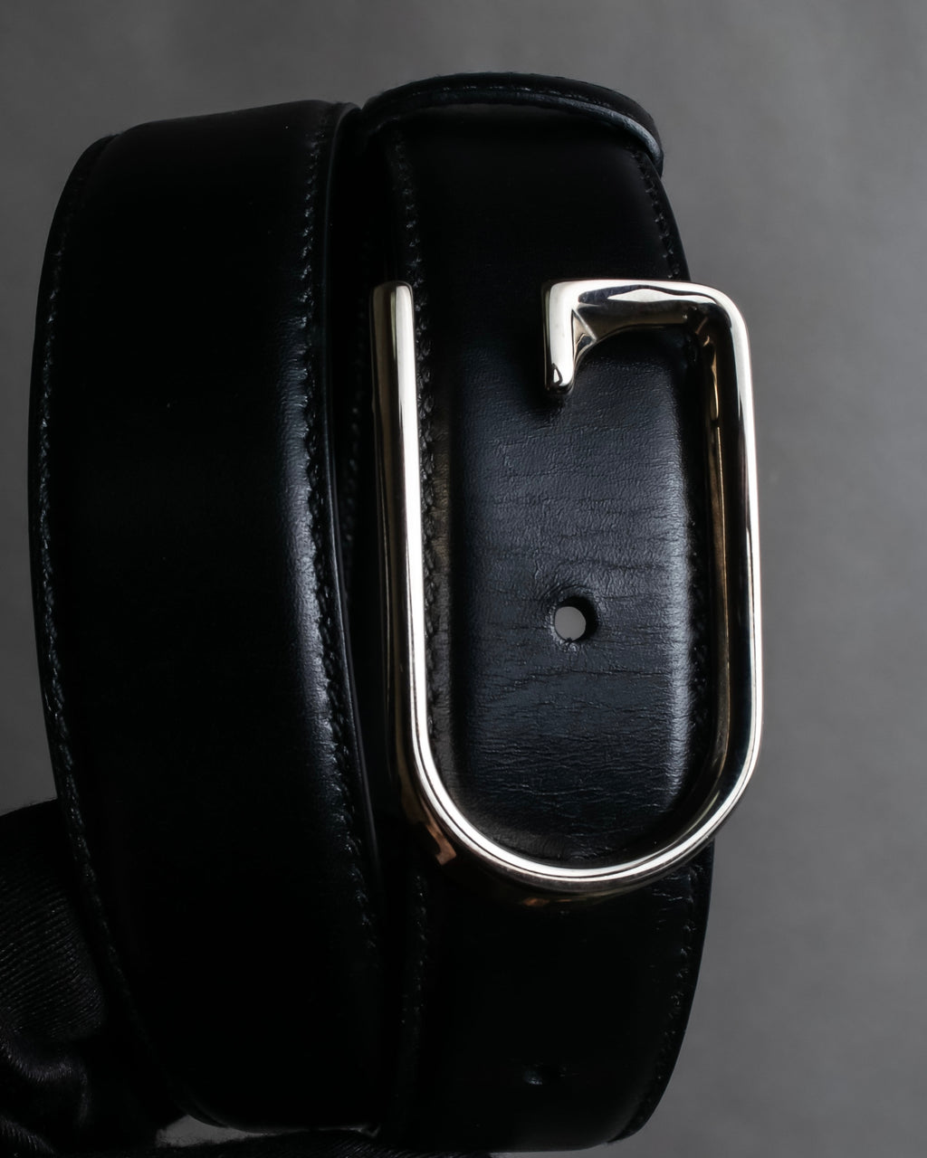 "GUCCI" Organic curved buckle design leather belt