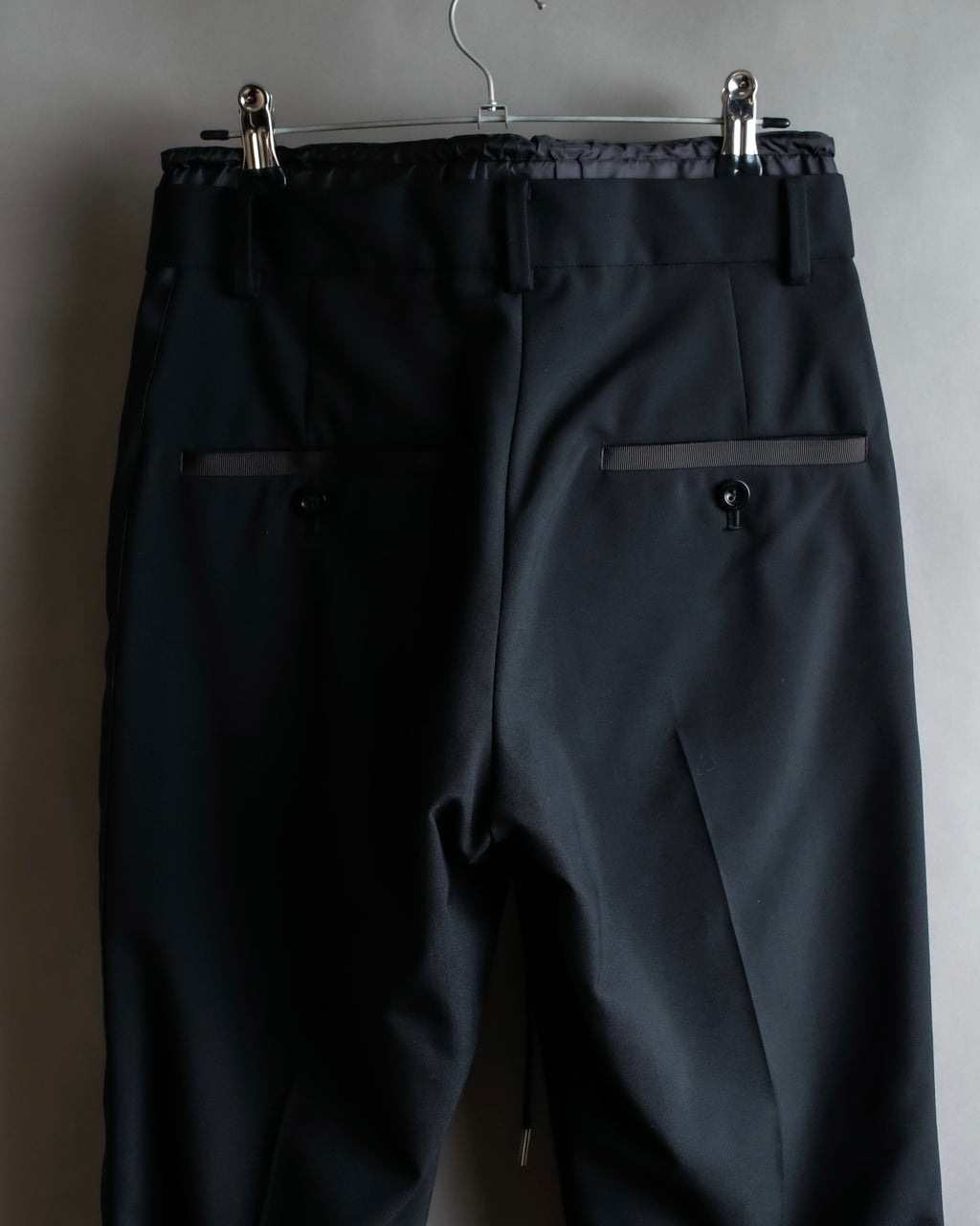 "sacai" Satin line design tapered slacks